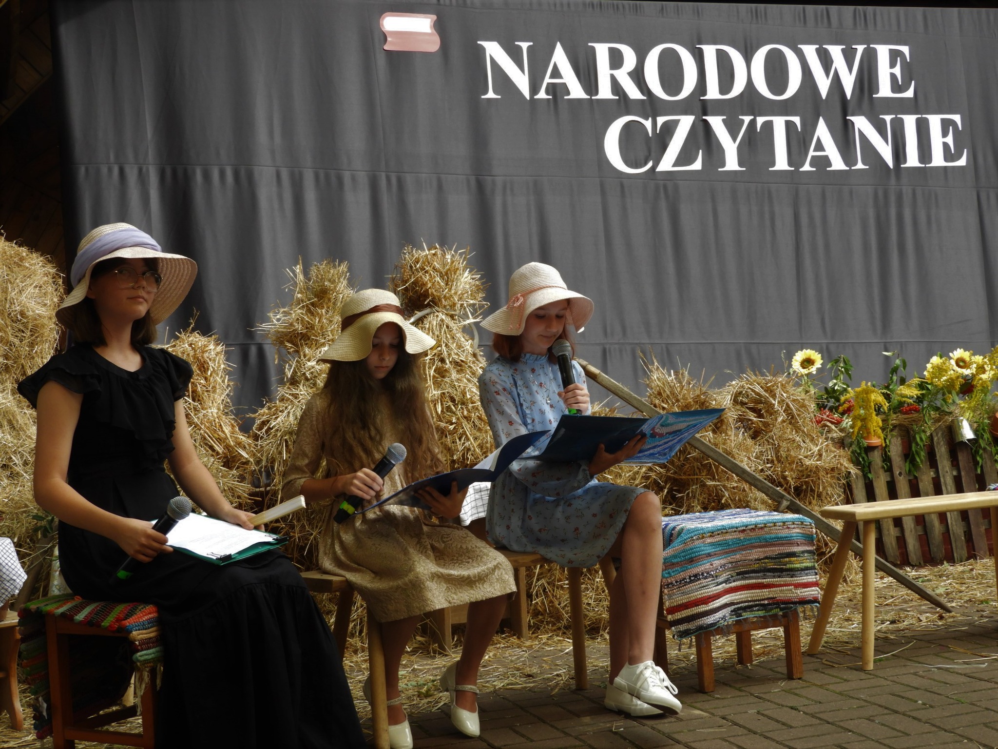 Troje dziewcząt czytających wybitne dzieła literatury polskiej