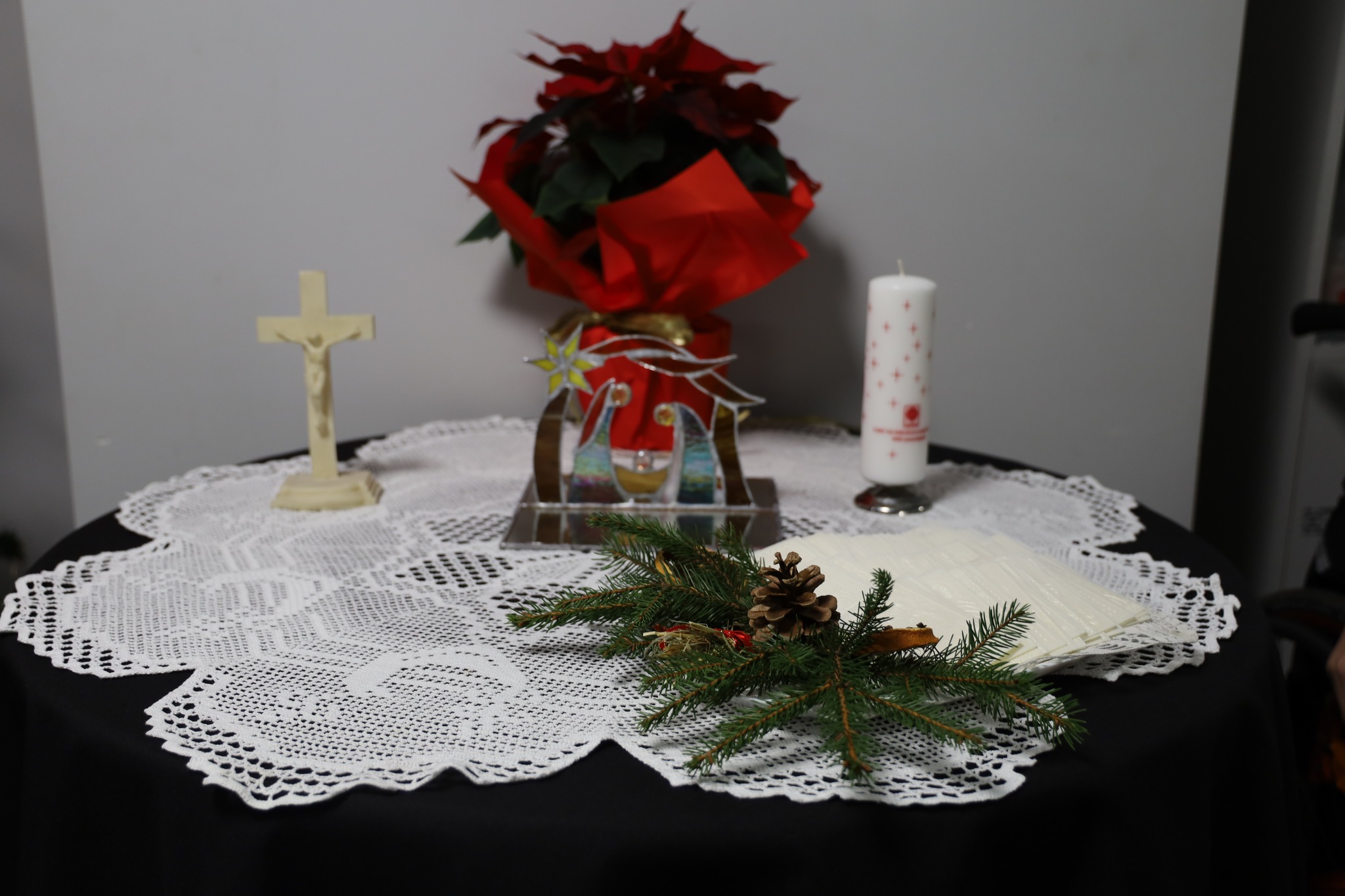 stół na którym znajduje się opłatek gwiazda Betlejemska świeca 