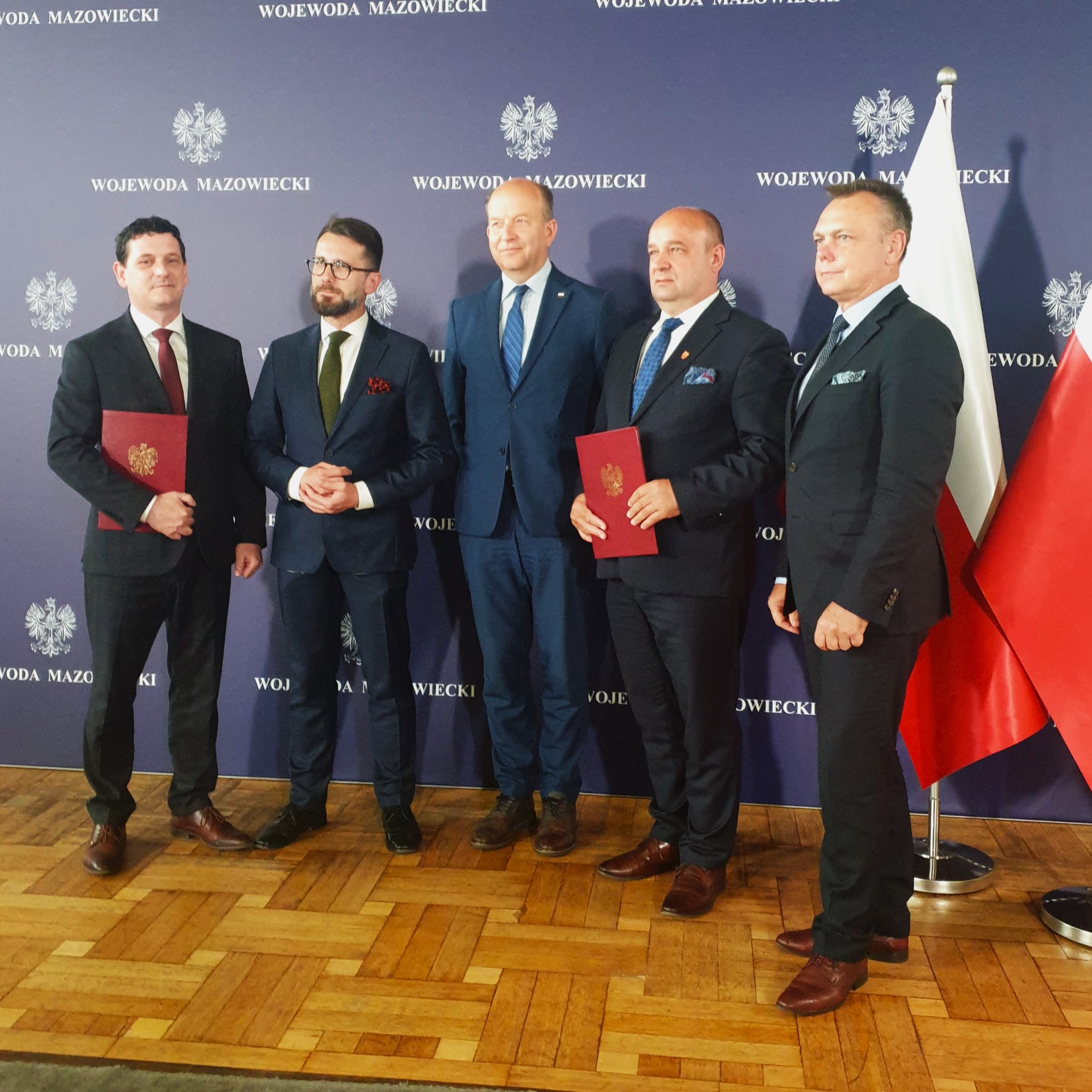 Na zdjęciu przedstawiciele Mazowieckiego Urzędu Wojewódzkiego w Warszawie i zastępca burmistrza Daniel Choinka na podpisaniu dofinansowania budowy ulicy Olszynowej