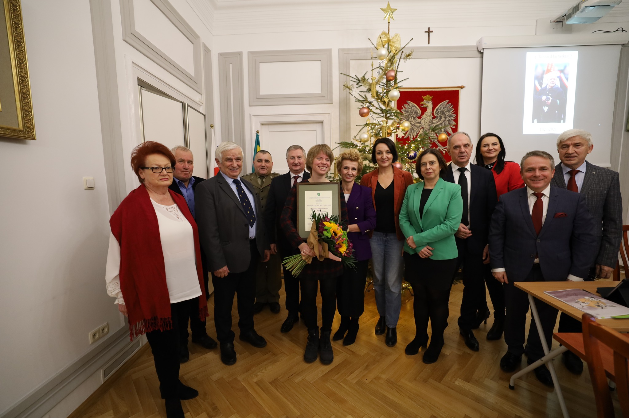  Martyna Ejchelkraut odebrała wyjątkowe wyróżnienie dla jej dziadka śp. Ryszarda Ejchelkraut zdjęcie grupowe z zaproszonymi gośćmi