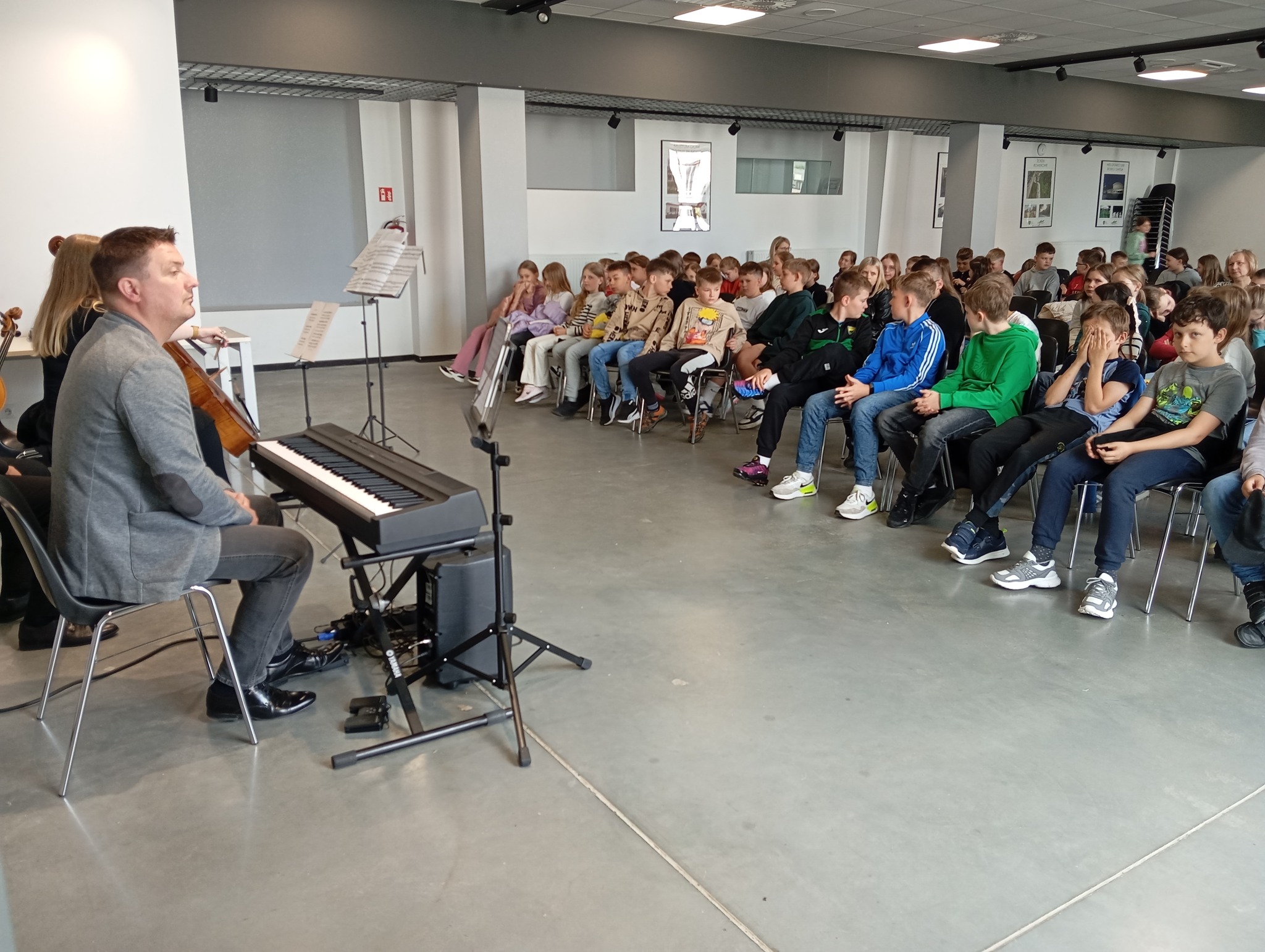 duża grupa dzieci słuchająca muzyki