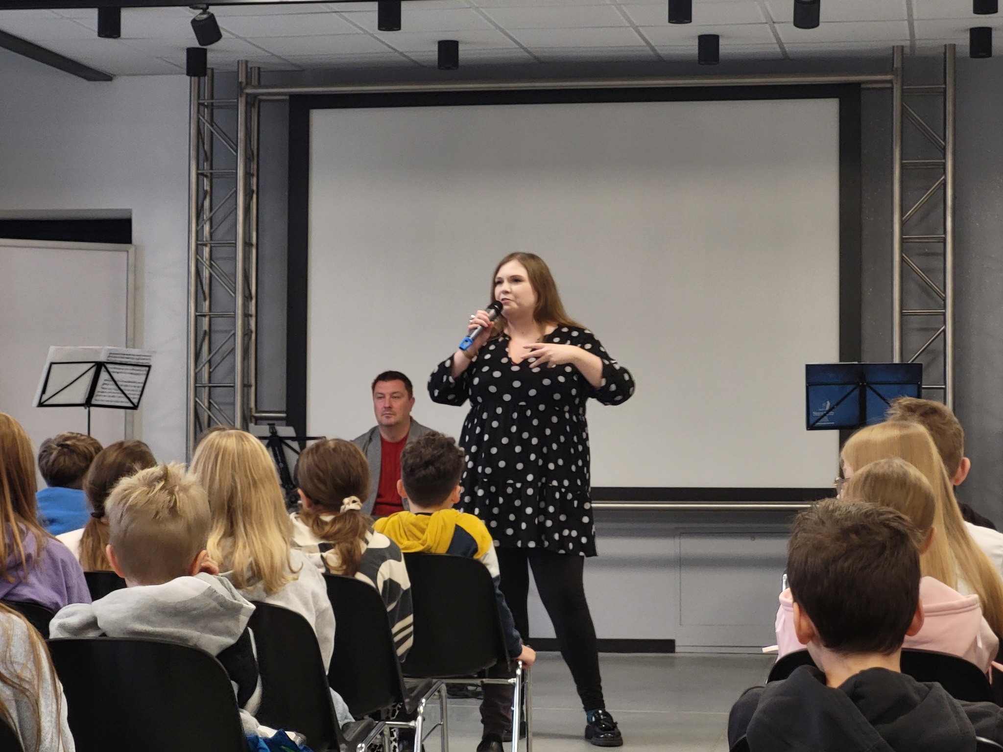 kobieta mówiąca z dziećmi 