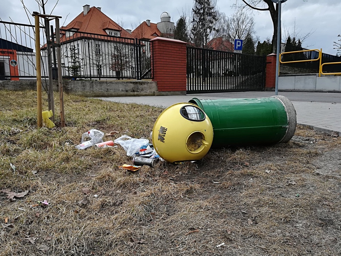 przewrócony kosz na śmieci