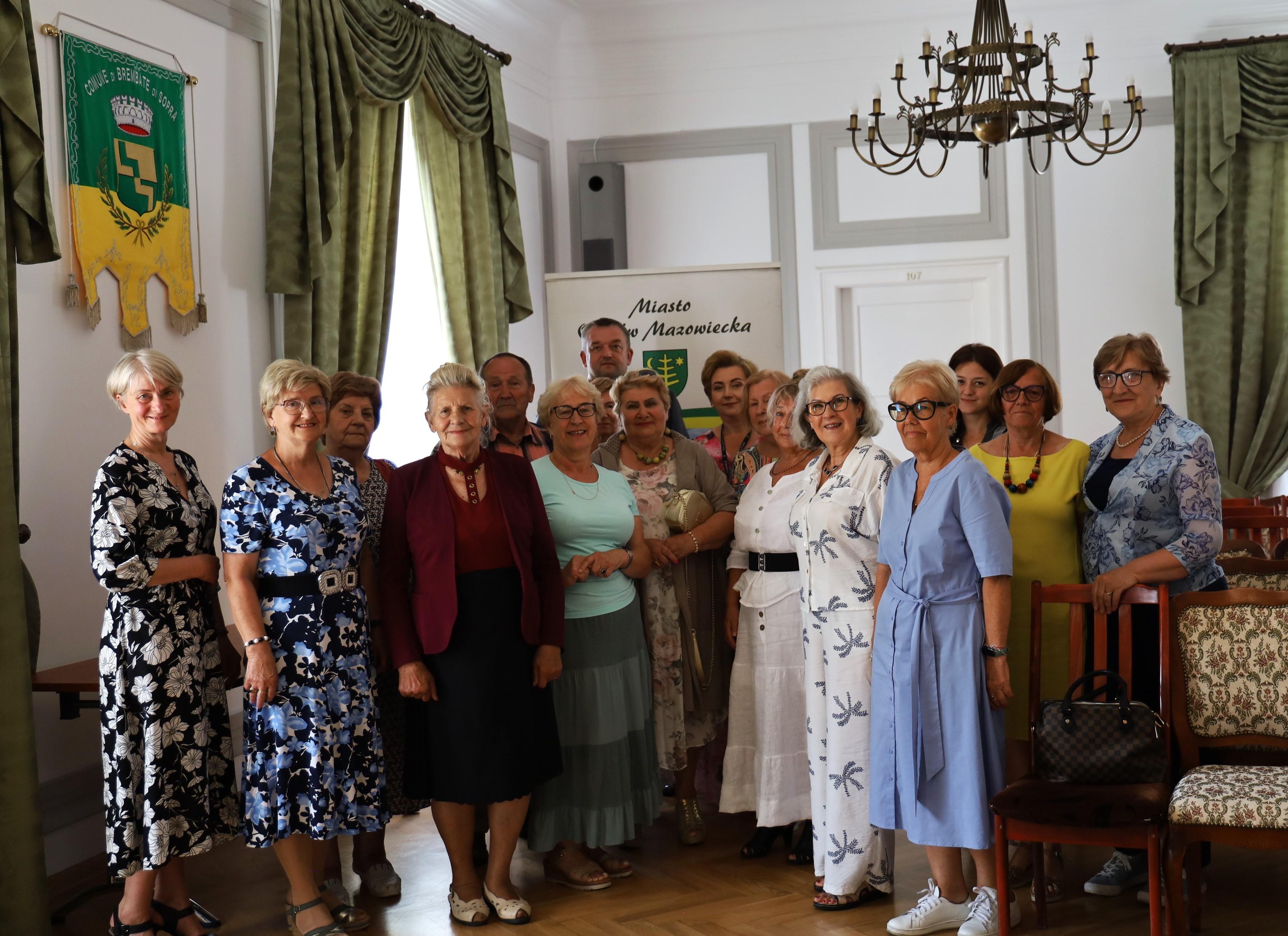 Na zdjęciu grupa osób seniorek w sali konferencyjnej w ratuszu w mieście ostrów mazowiecka 