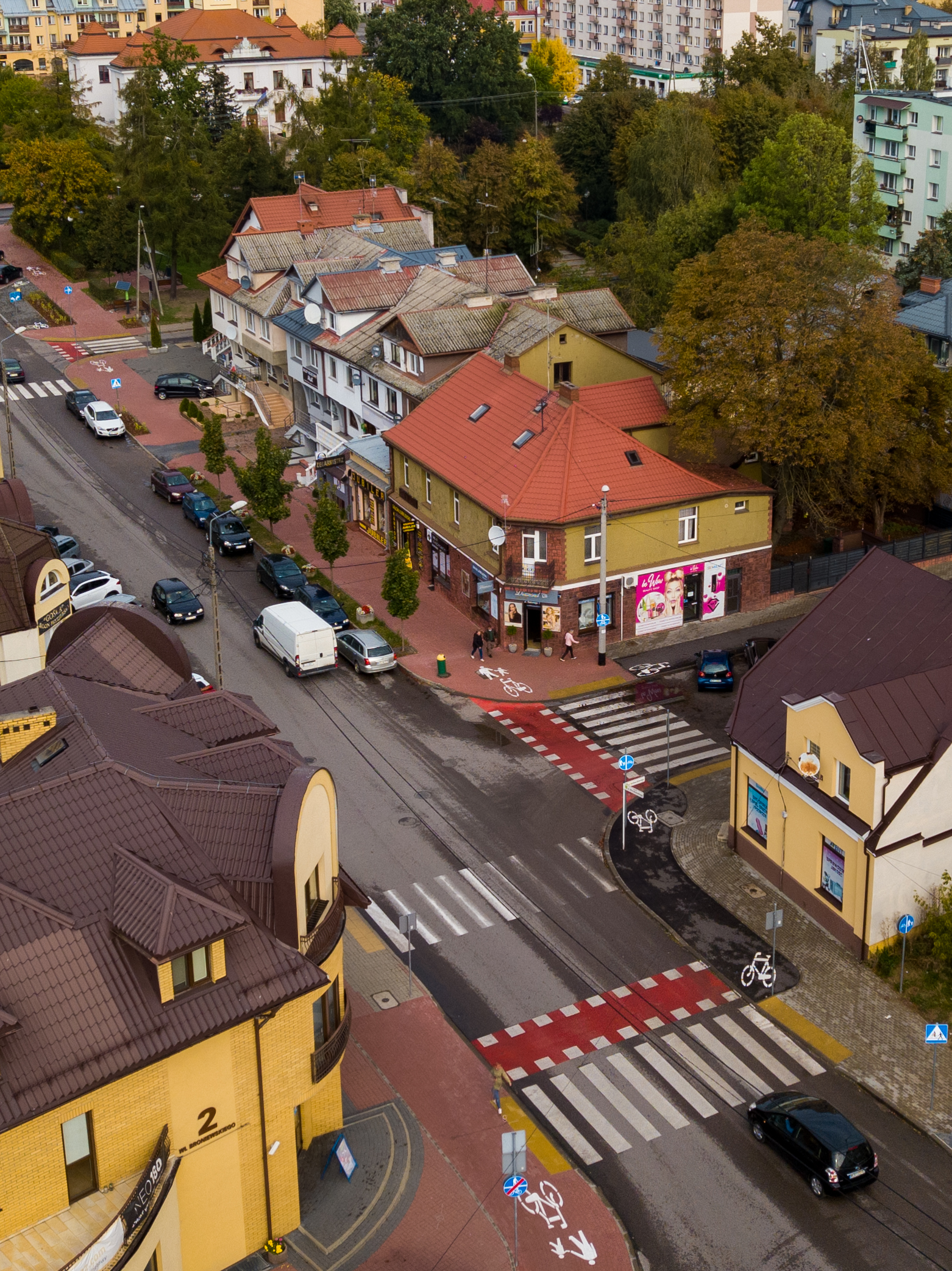 widok budynków, aut ulicy z lotu ptaka miasta Ostrów Mazowiecka 