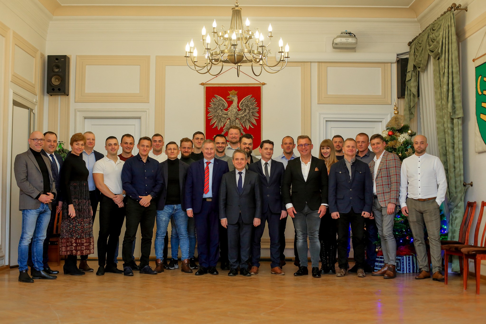 grupa osób stoi