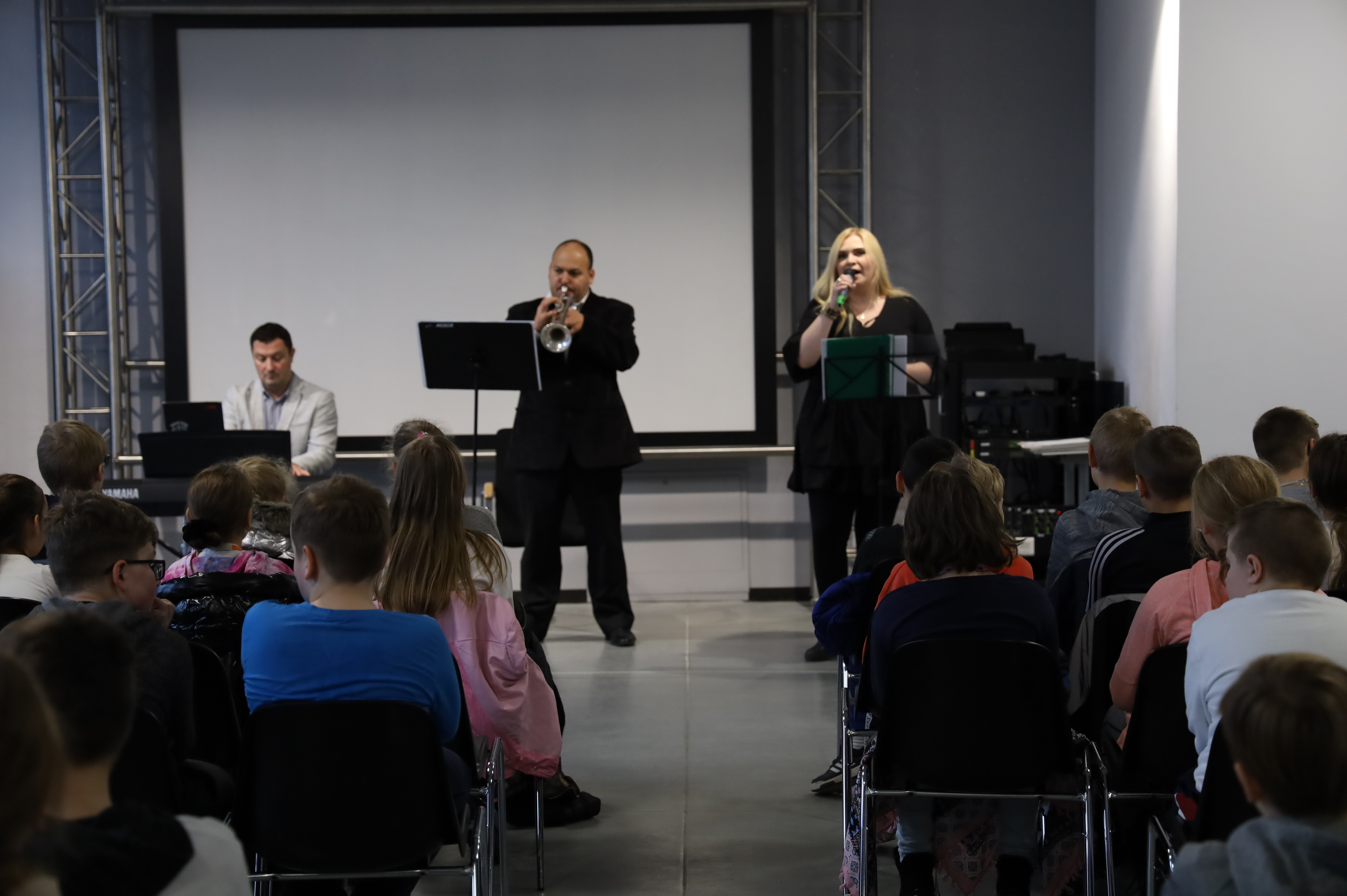 Artyści filharmonii podczas Audycji muzycznych w Starej Elektrowni.