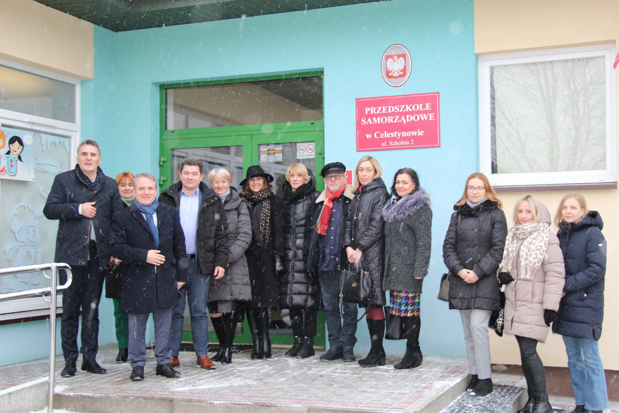 Przedstawiciele samorządów gminy Celestynów, urzędu Miasta Ostrów Mazowiecka stoją przed budynkiem przedszkola w Celestynowie
