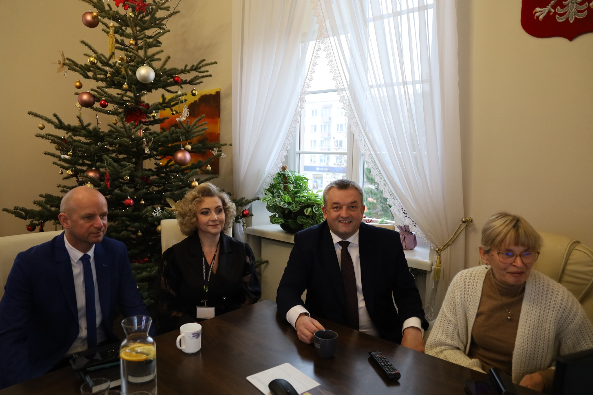 KOBIETY I MĘZCZYŻNI PROWADZA ROZMOWE ONLAIN