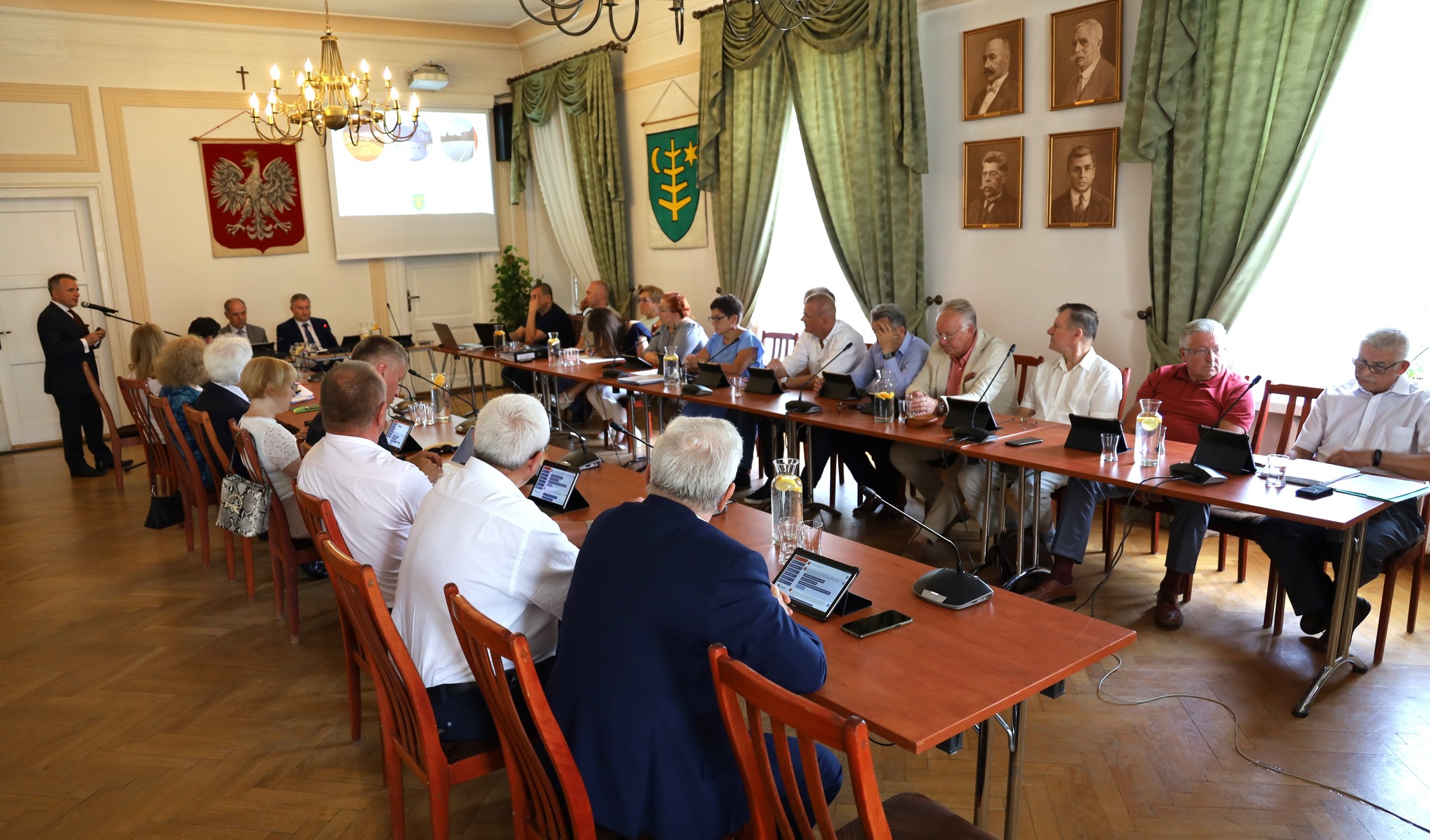 Na zdjęciu czlonkowie Rady Miasta i pracownicy urzędu Miasta podczas XXXVI sesji rady miasta , znajduja się w sali konferencyjnej Urzedu Miasta, przemawia burmistrz Jerzy Bauer