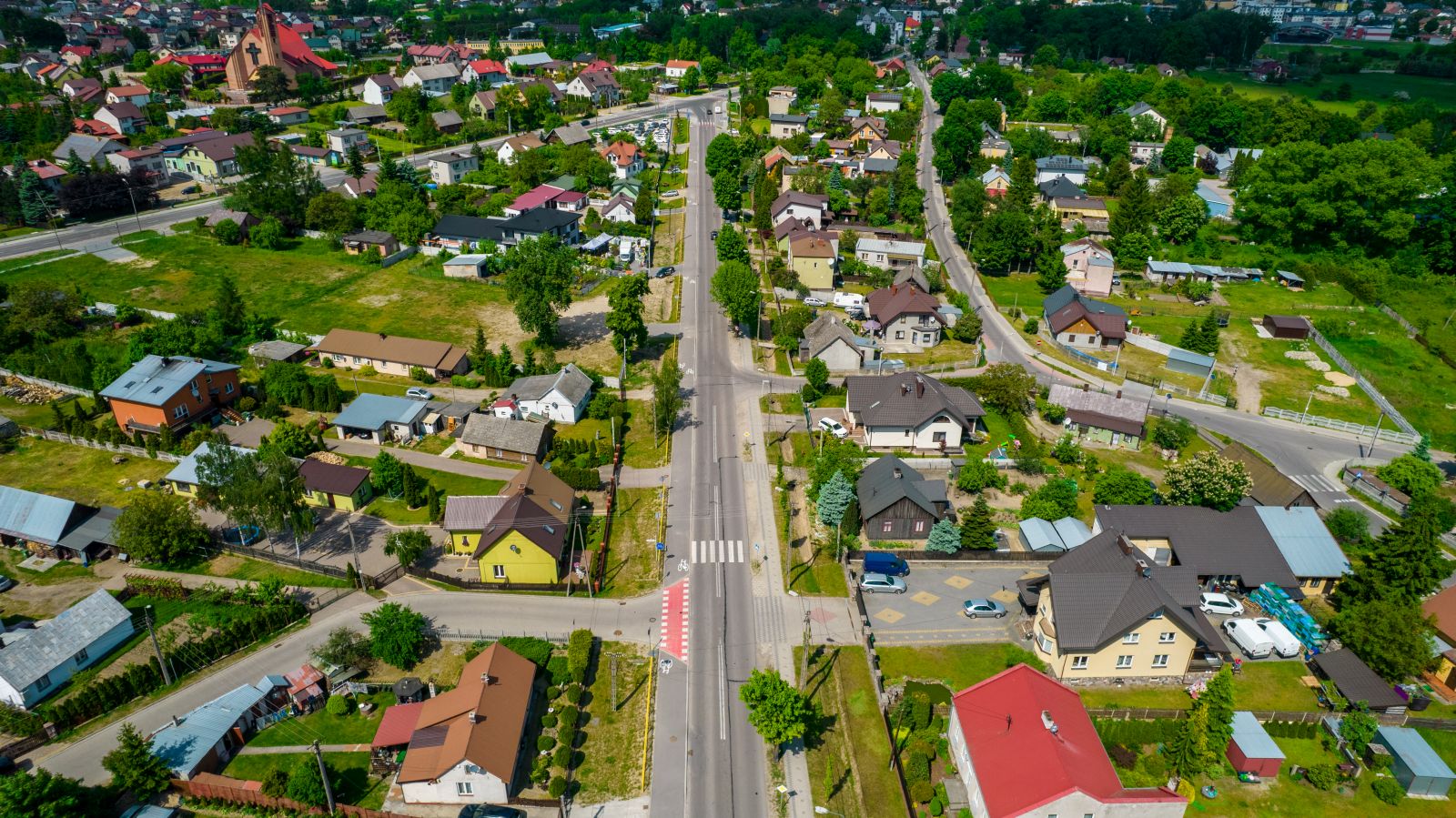 miasto ostrów mazowiecka z lotu ptaka widać ulice i budynki