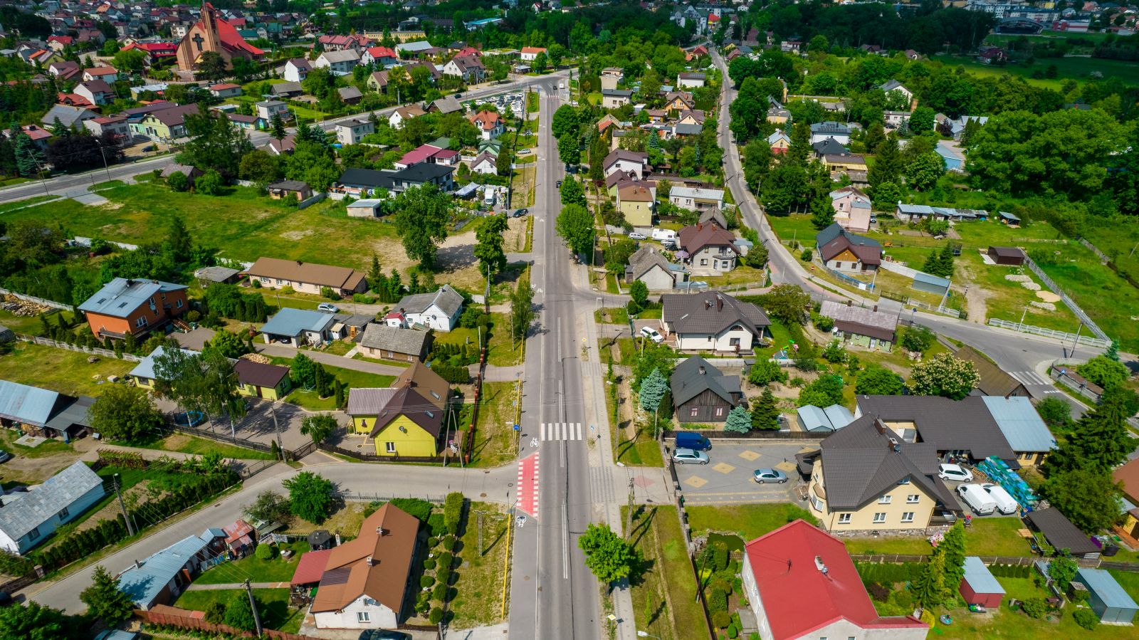 miasto ostrów mazowiecka z lotu ptaka widać ulice i budynki 