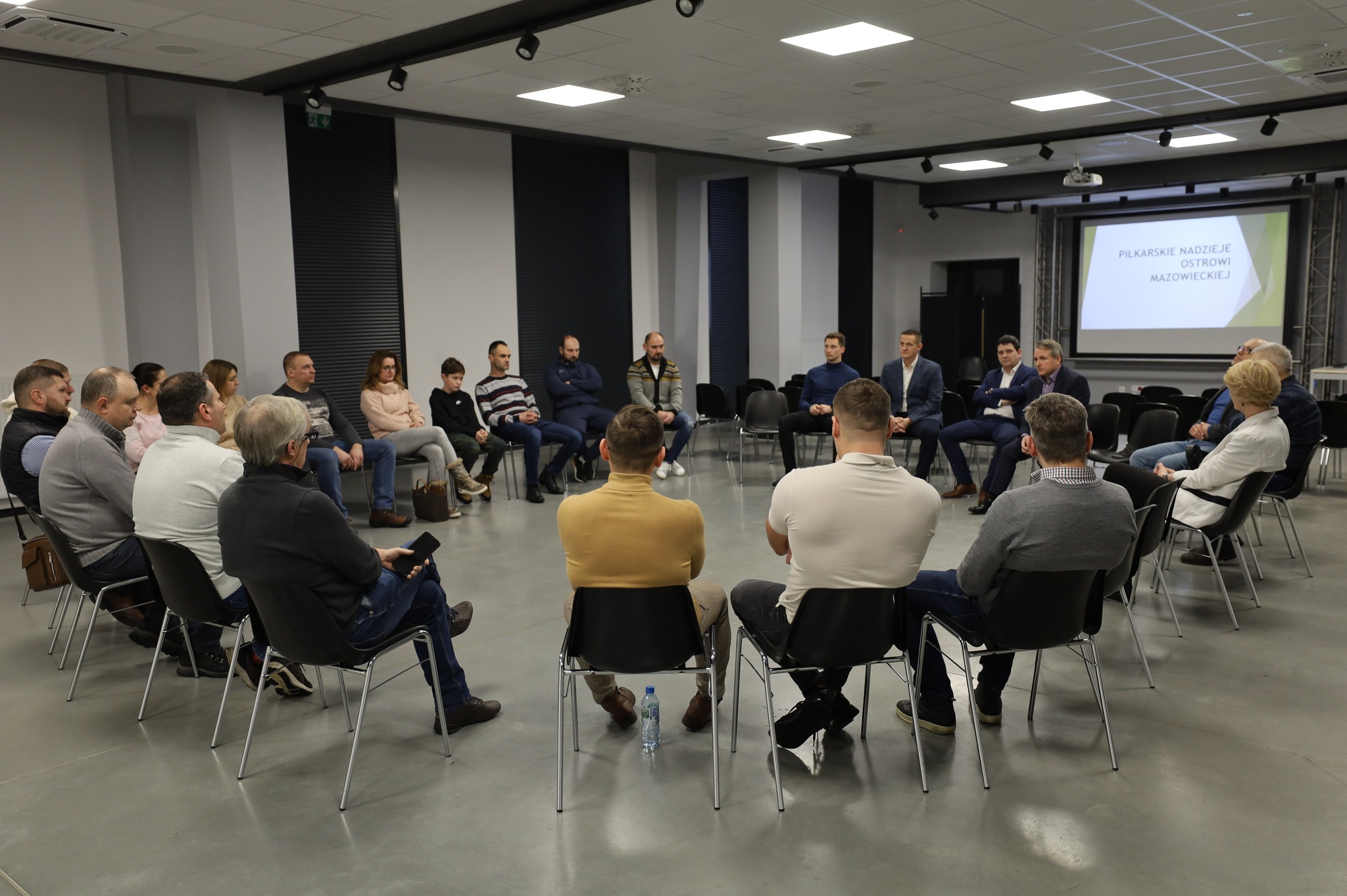 Spotkanie konsultacyjne  ws. nowego samorządowego projektu wspierającego szkolenie młodzieży trenującej piłkę nożną w ostrowskich klubach