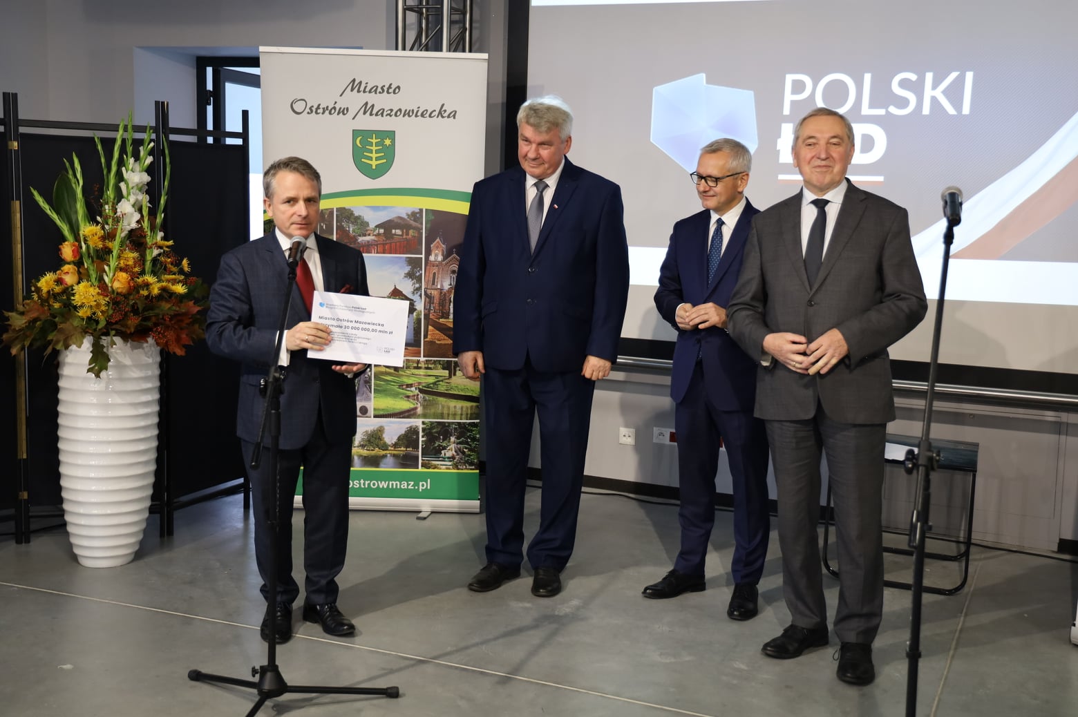 czterej mężczyźni stoją