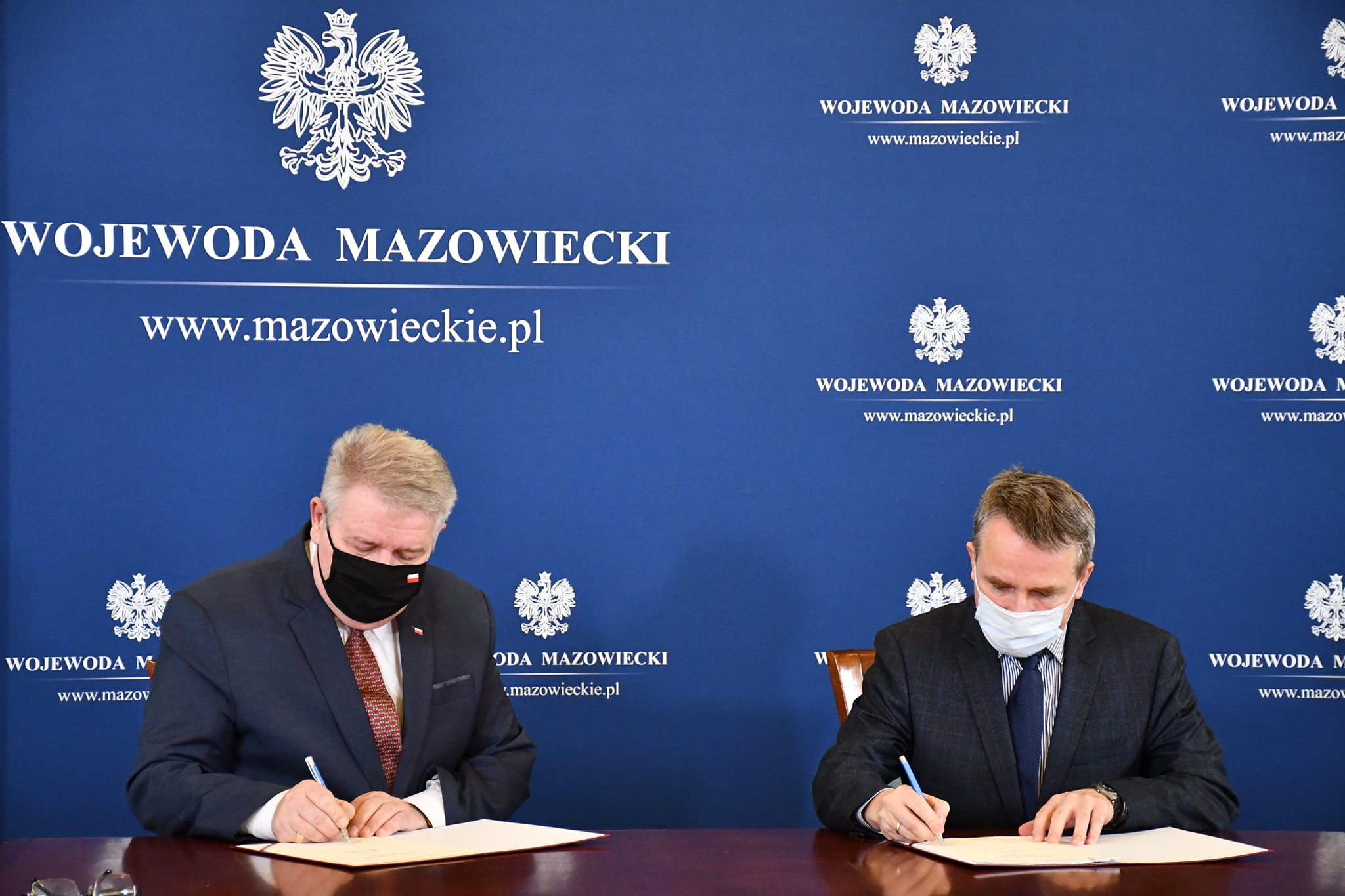 burmistrz i wicewojewoda podpisują dokumenty