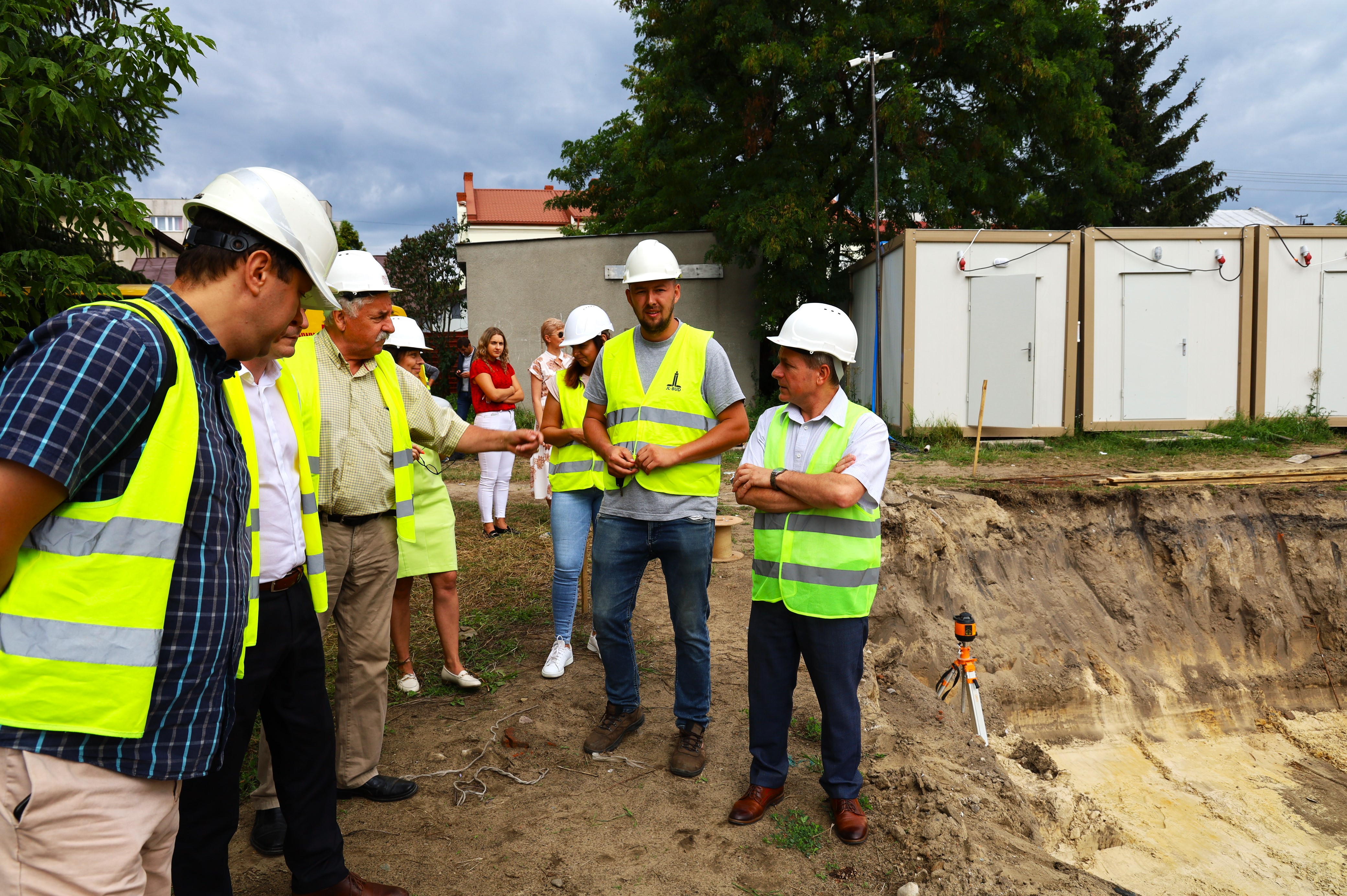 przedstawiciele miasta Ostrów Mazowiecka i firmy wykonawczej na budowie nowej szkoły i przedszkola, wykopy