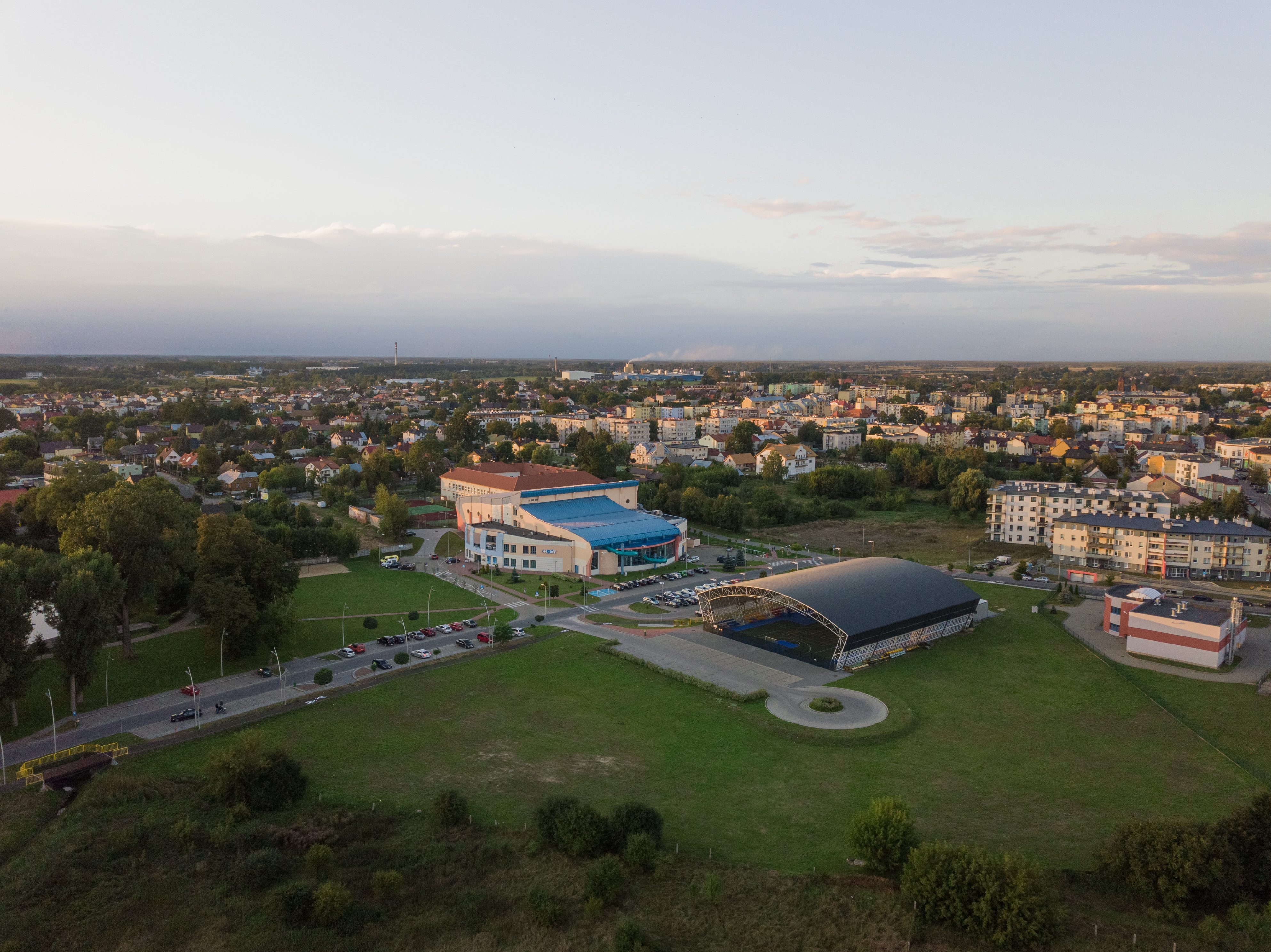 widok na obiekt sportowy omega z lotyu ptaka