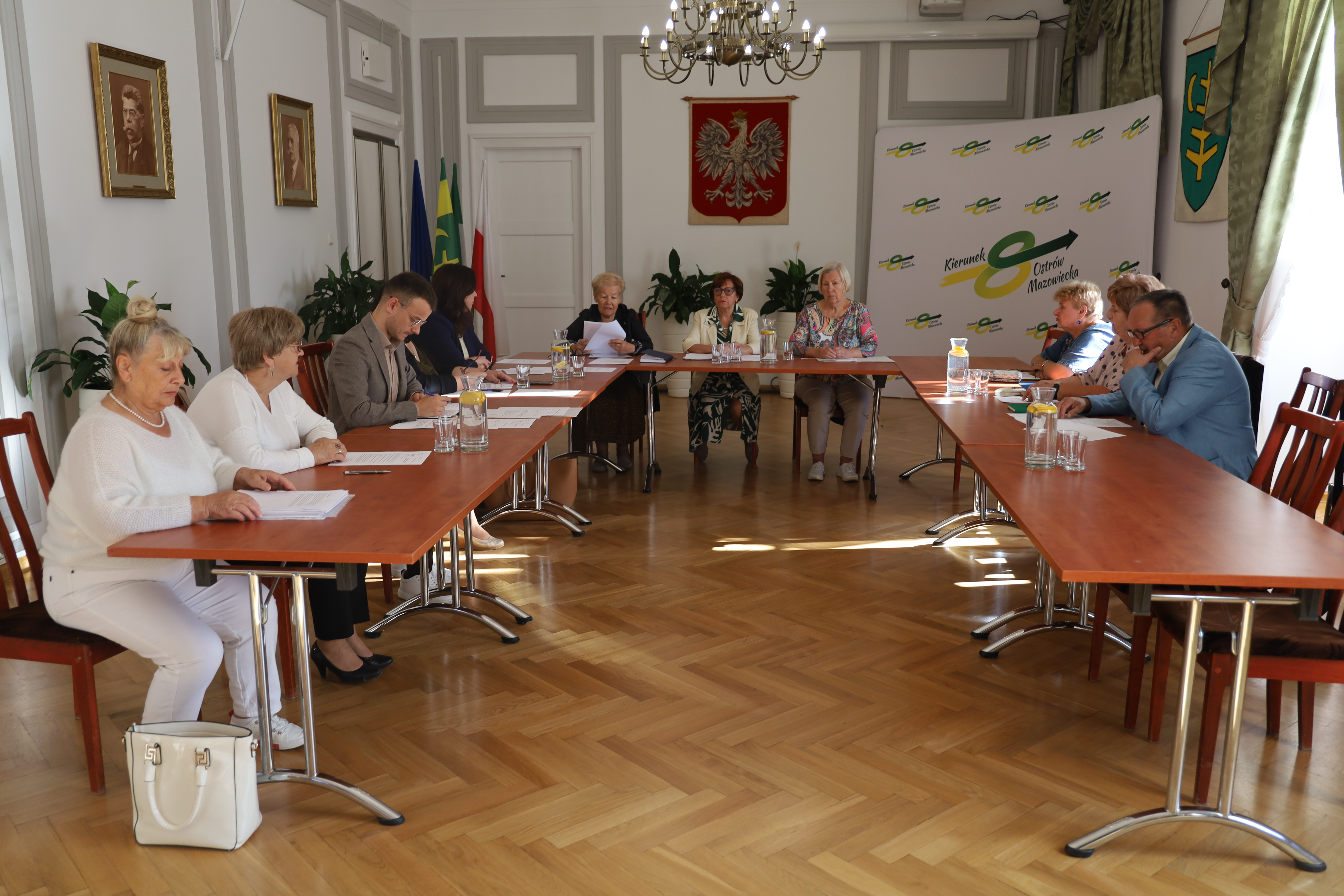 kobiety i mężczyźni słuchający wykładu