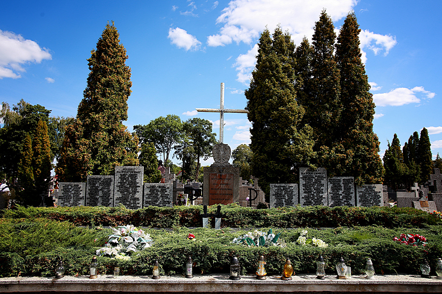 Groby żołnierskie na cmentarzu parafialnym