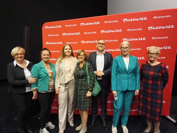 zdjęcie grupowe kobiet i mężczyzn