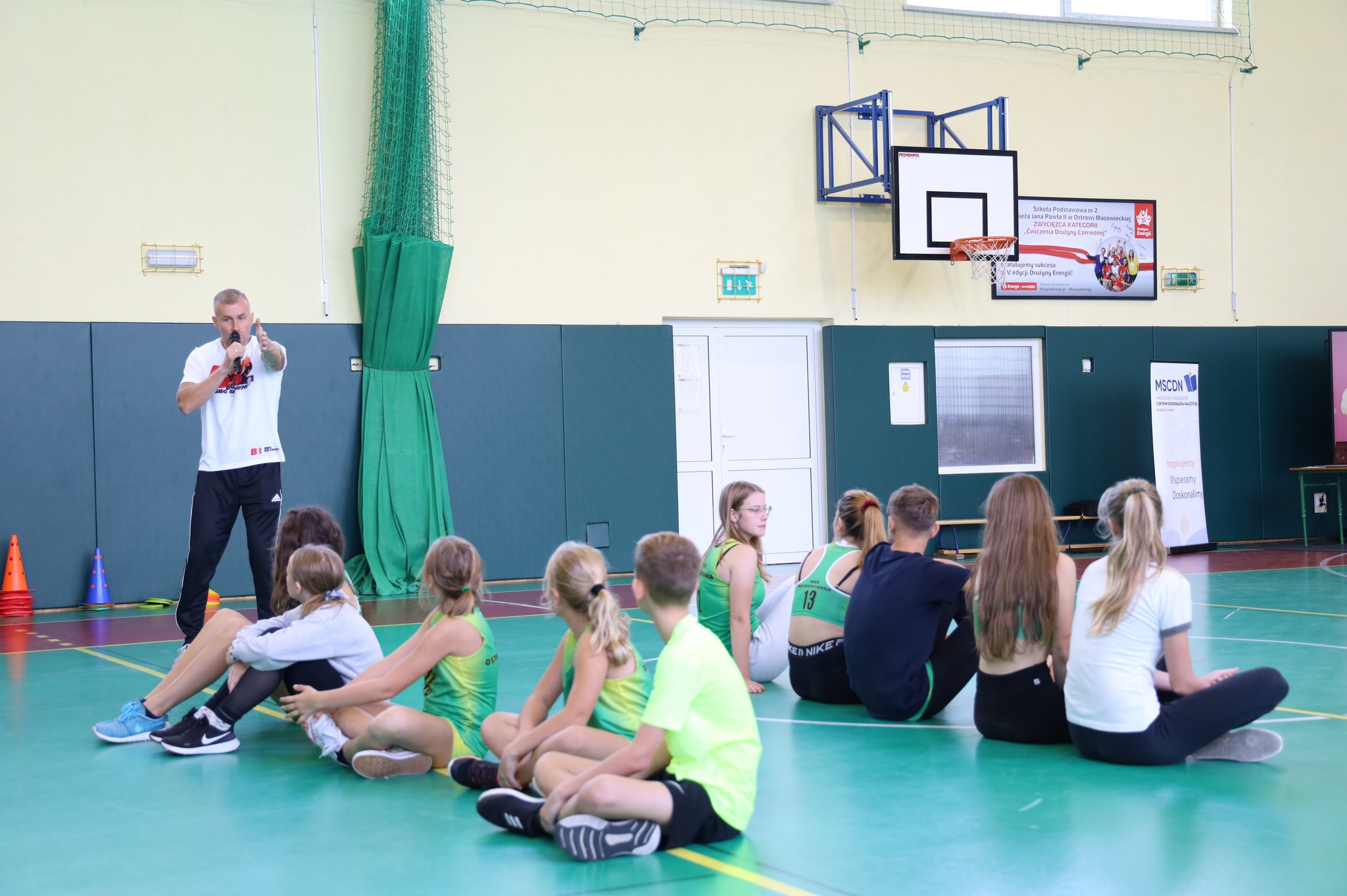 Nauczyciel WF Adam Napiórkowski wraz z uczniami oddziału sportowego podczas szkolenia