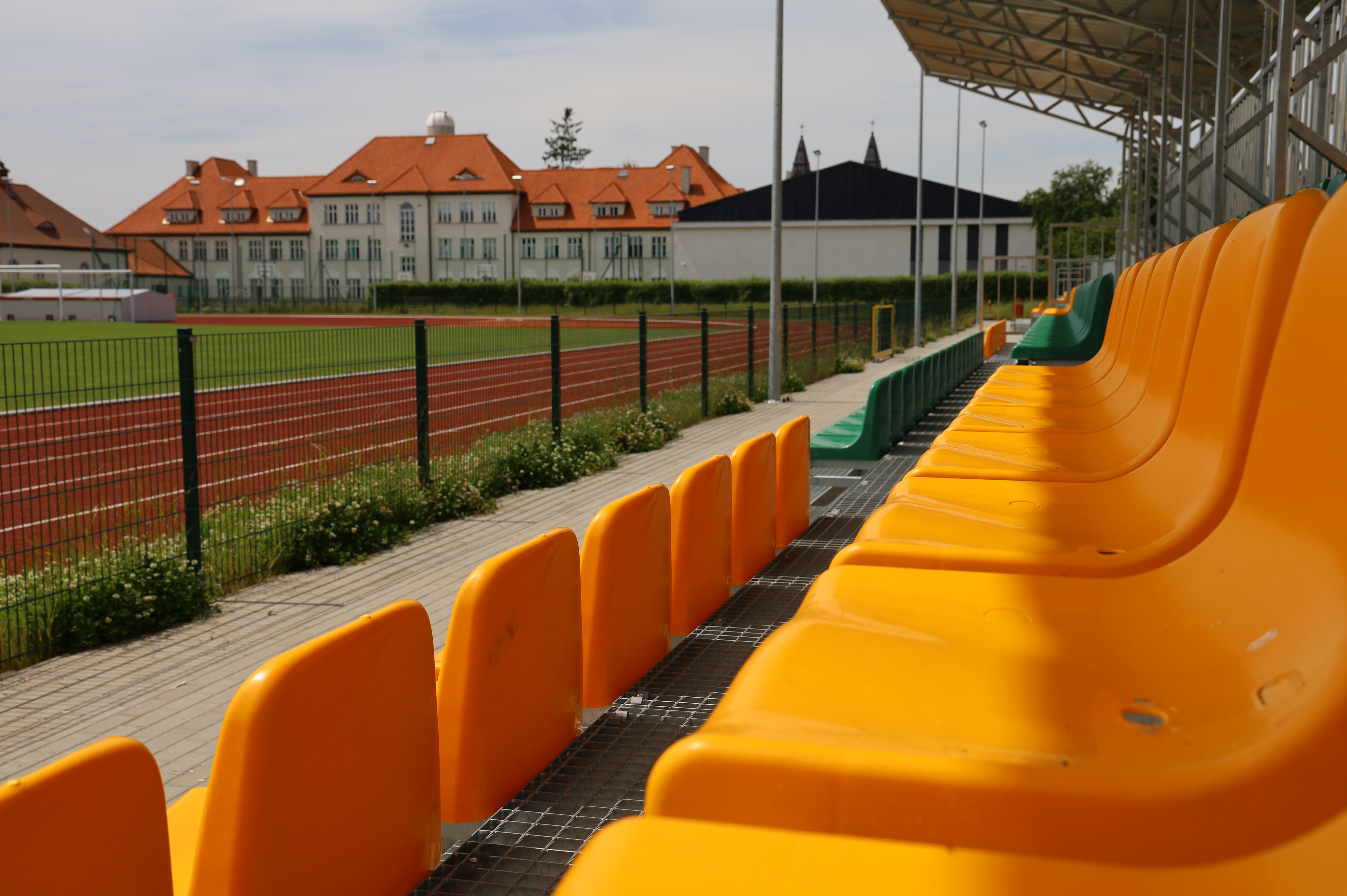 obraz przedstawia krzesełka na stadionie miejskim
