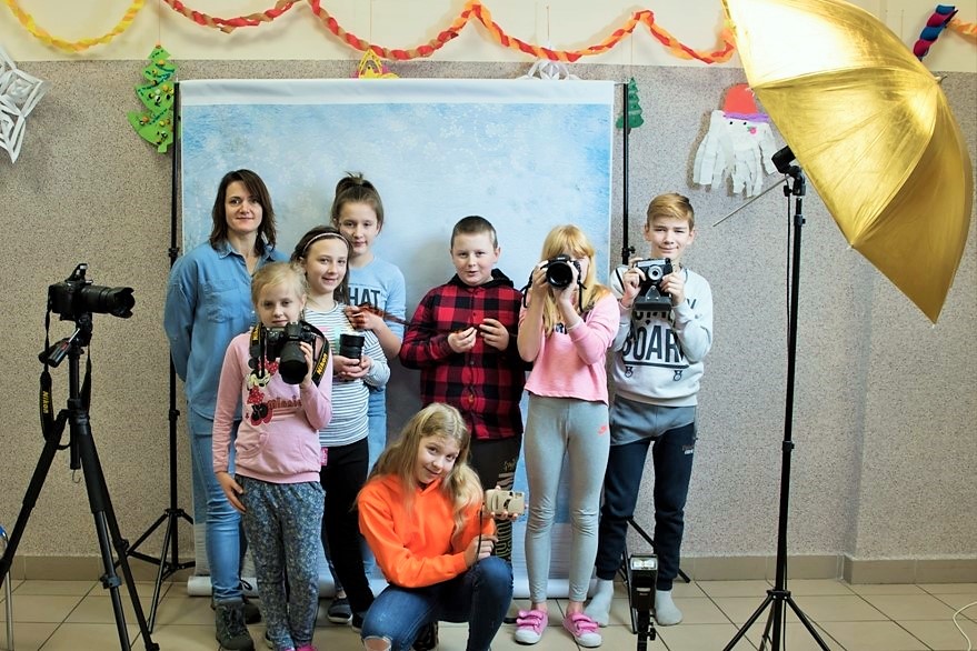 grupa osób z aparatami