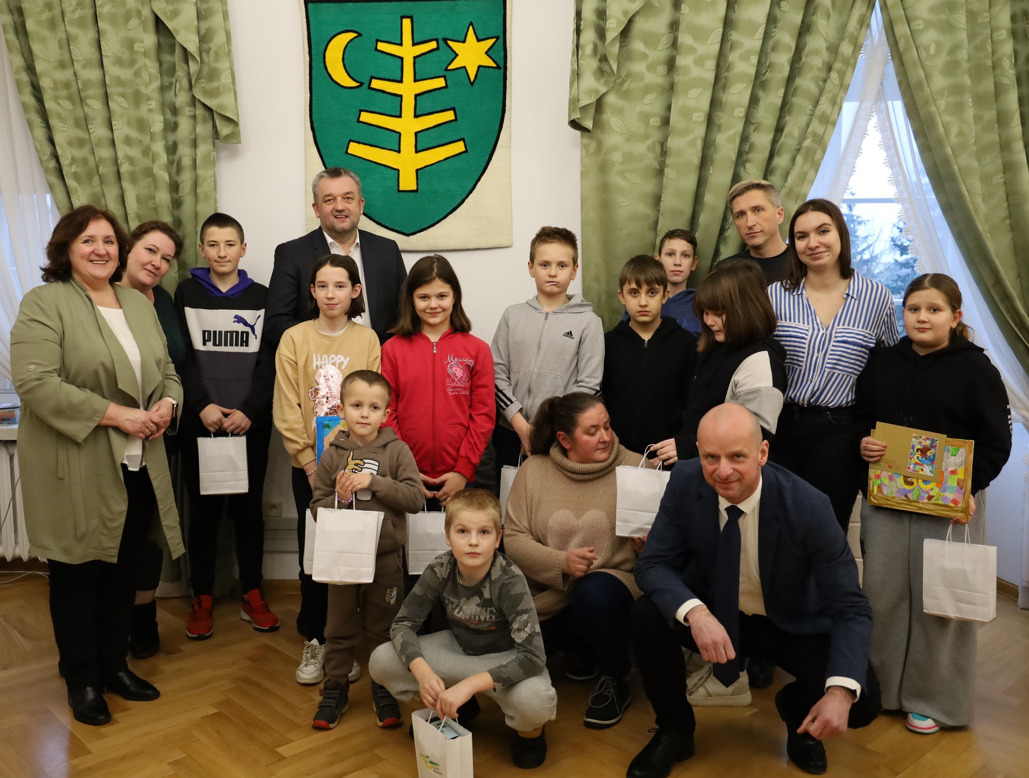 Uhonorowanie wychowanków Miejskiej Świetlicy Socjoterapeutycznej za ich wspaniałe zaangażowanie w świąteczny projekt „Malujemy razem na Święta”.