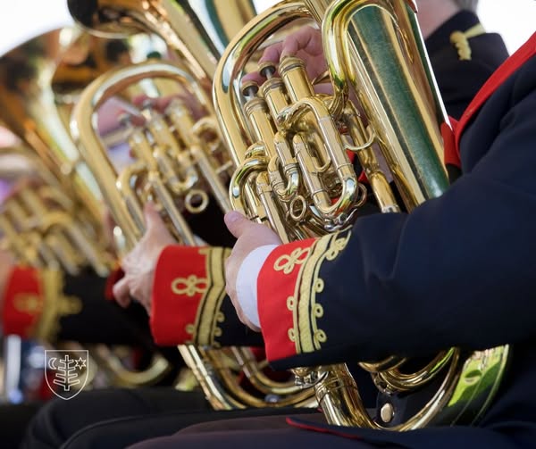 mężczyzna trzymający instrument w ręku