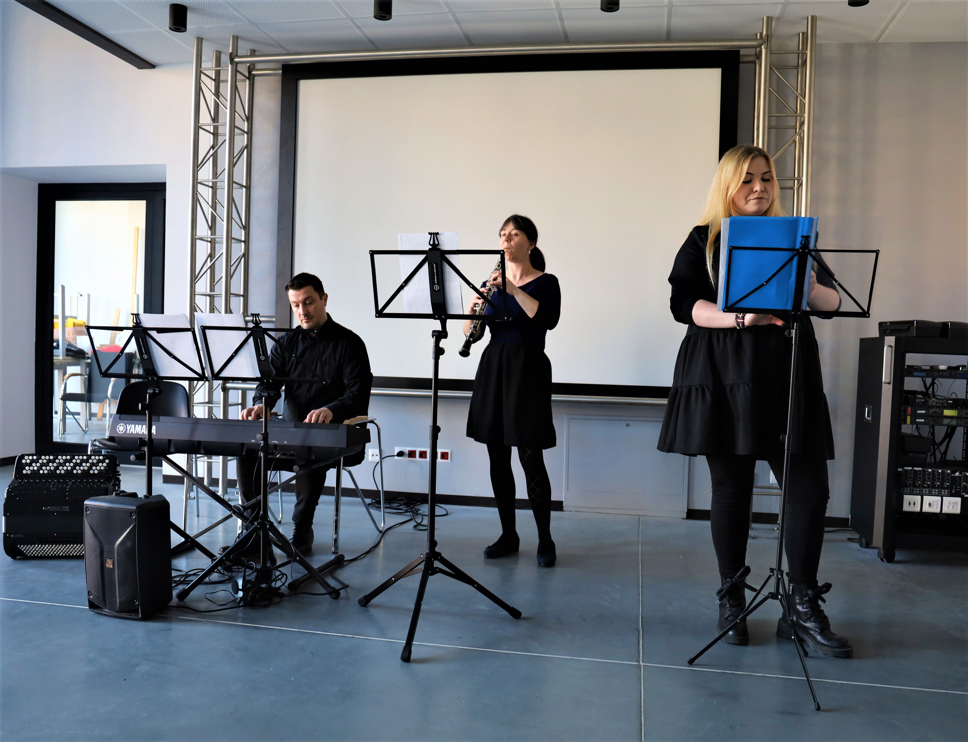 Zdjęcie przedstawia artystów z Filharmonii Kameralnej im. Witolda Lutosławskiego w Łomży na spotkaniu audycje muzyczne.