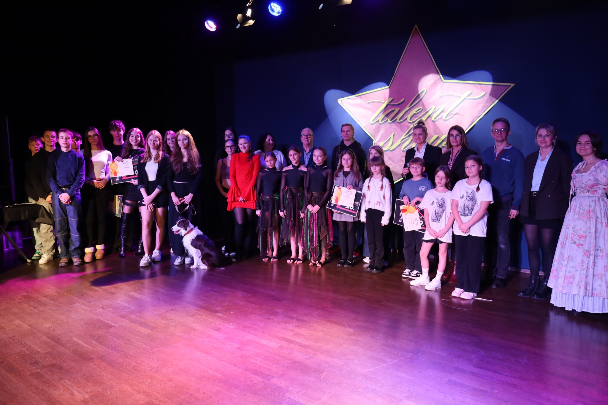 ZDJĘCIE GRUPOWE Z LAREATAMI WYDARZENIA MAM TALENT