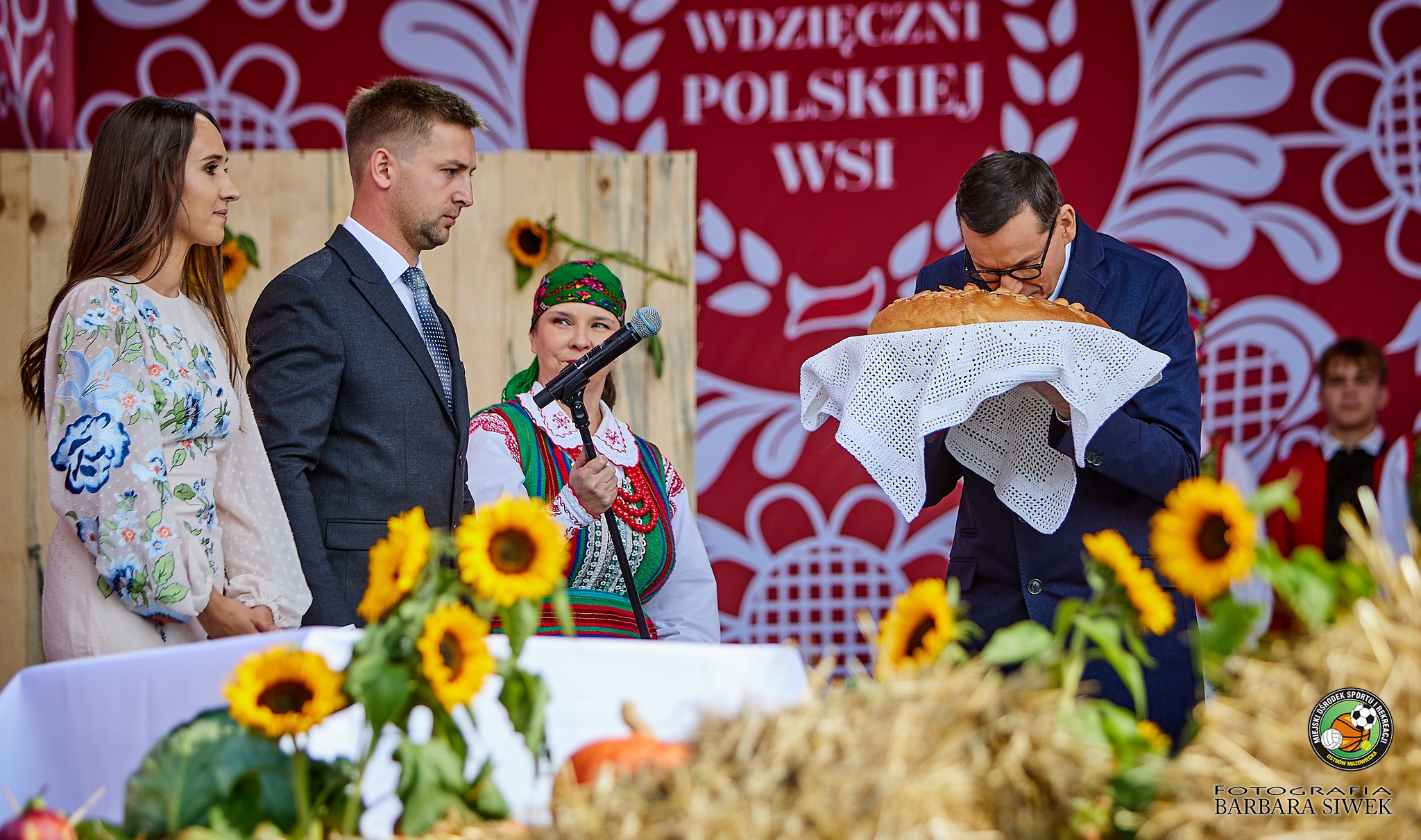 Starostowie dożynek, Aneta i Jędrzej Drewnowscy, przekazują na ręce Premiera Mateusza Morawieckiego chleb upieczony z tegorocznych zbiorów, symbol pracy rolnika. 