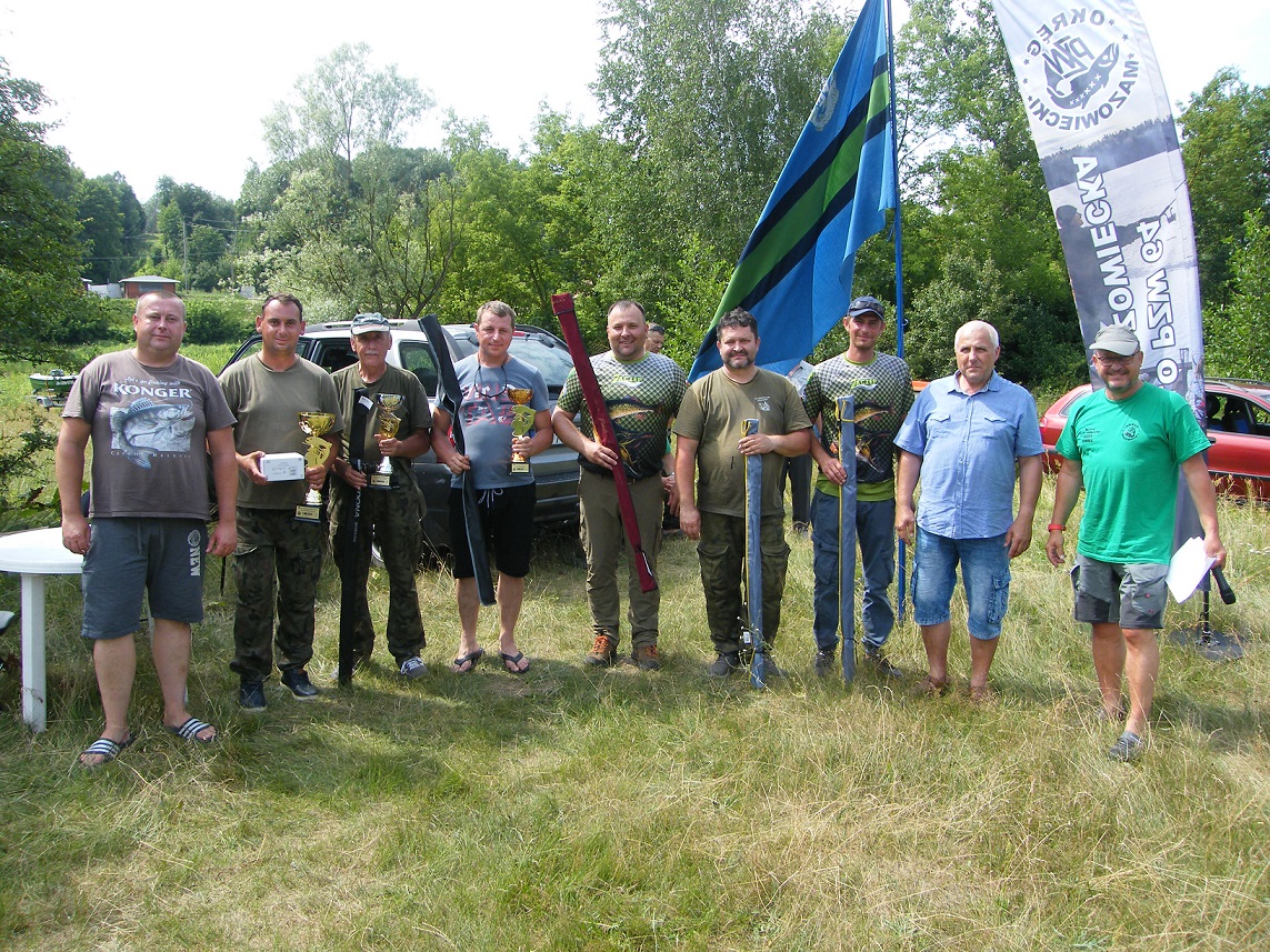 zdjęcie grupowe zwycięzców zawodów wędkarskich