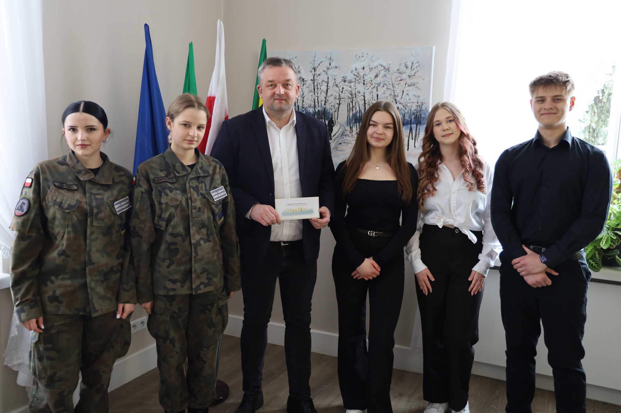 Uczniowie z Zespołu Szkół Nr 1 w Ostrowi Mazowieckiej z życzeniami dla Burmistrza