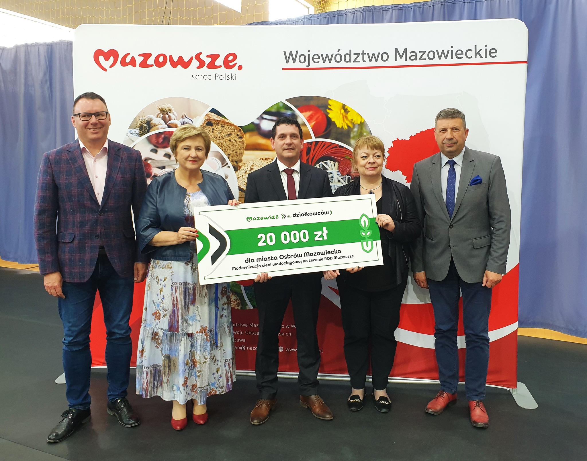 Na zdjęciu przedstawiciele Urzędu Miasta Ostrow Mazowiecka i przedstawiciele Mazowsza podczas wręczenia dofinansowania o udzieleniu pomocy finansowej ze środków budżetu Województwa Mazowieckiego w ramach „Mazowieckiego Instrumentu Aktywizacji Działkowców” – „Mazowsze dla działkowców 2022”