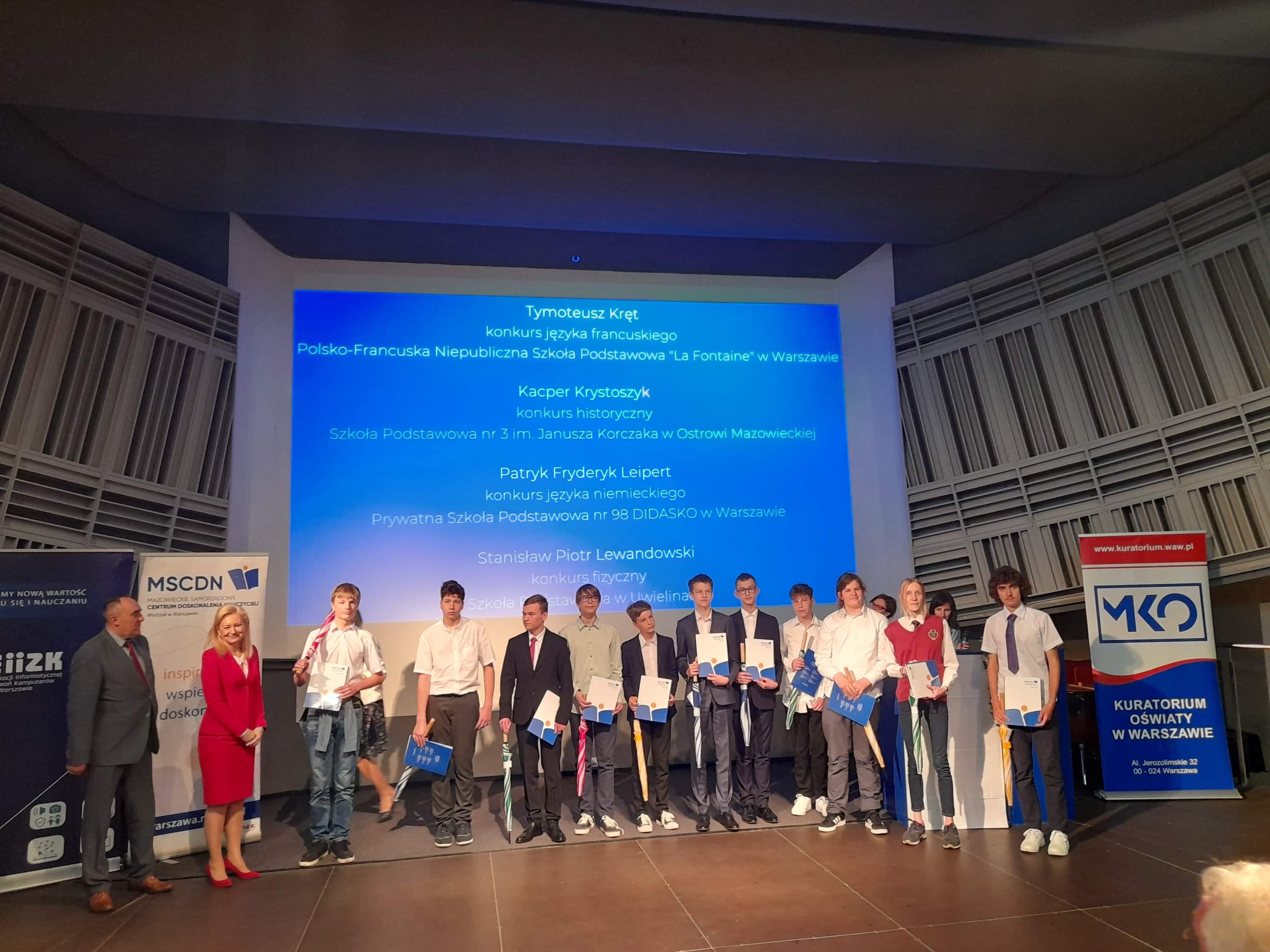 Grupa nagrodzonych uczniów na uroczystym, jubileuszowym podsumowaniu konkursów przedmiotowych „Mazowieckie Talenty”