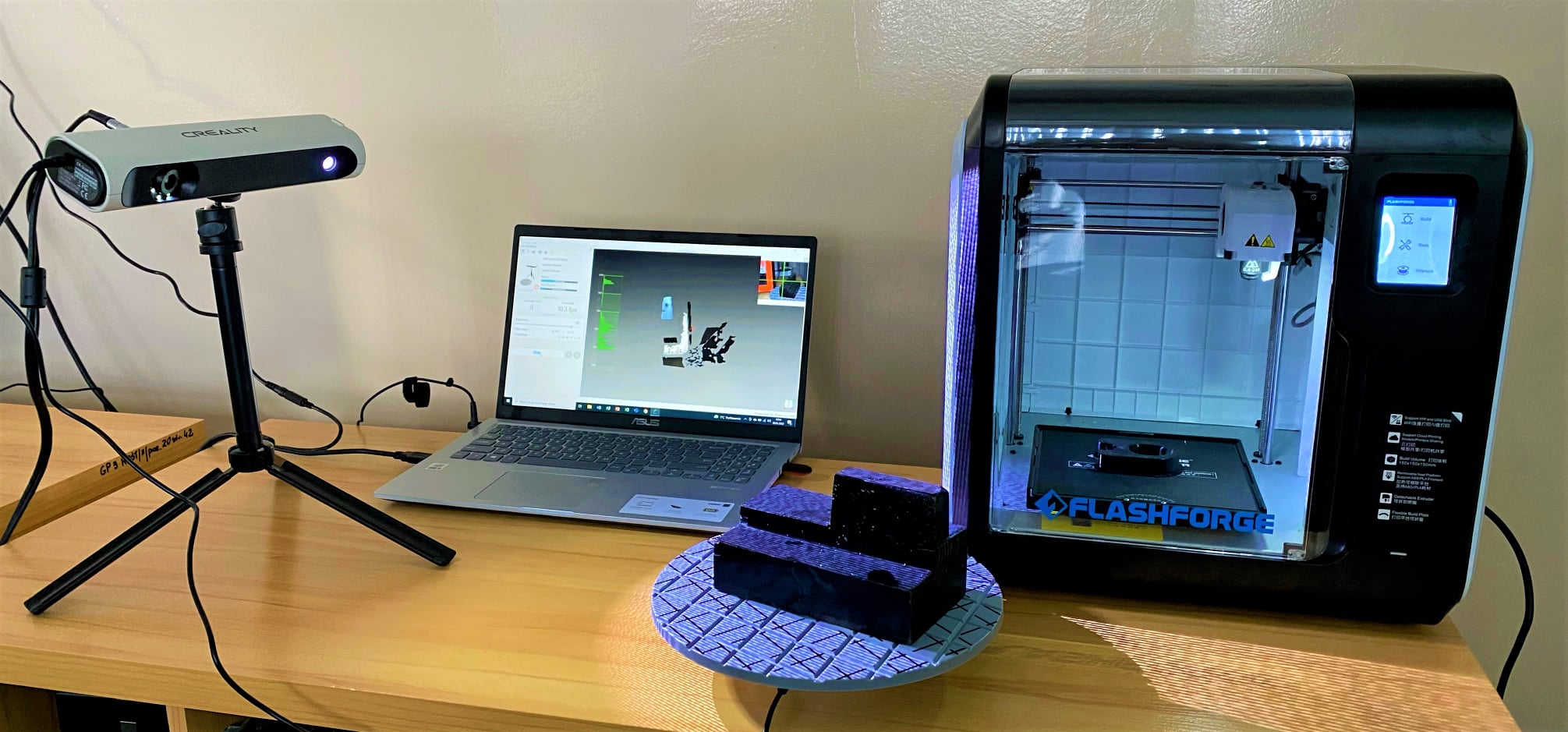zdjęcie przedstawia skaner do drukarki 3D i pozostały sprzęt informatyczny