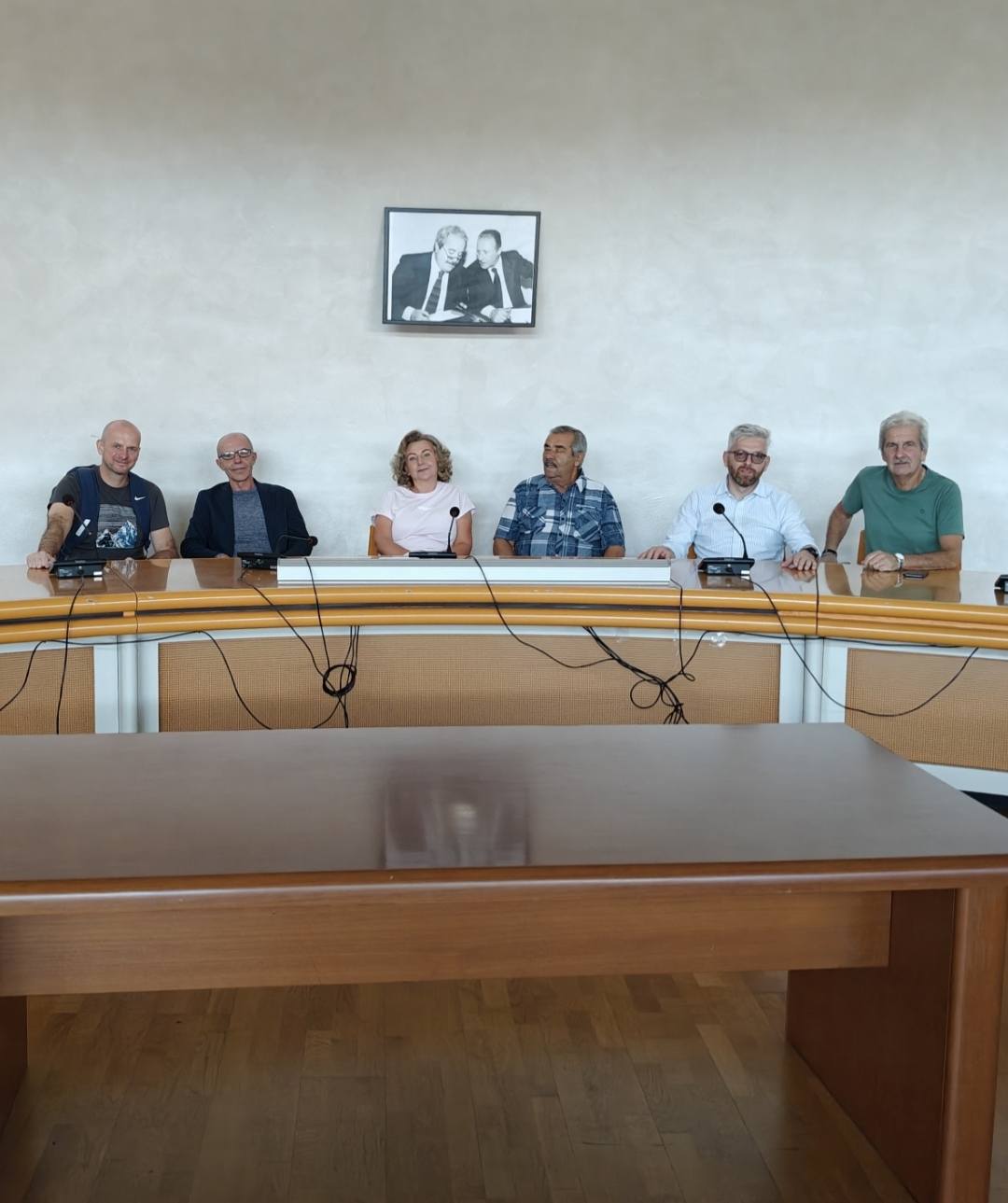 kobiety i mężczyźni siedzący przy stole