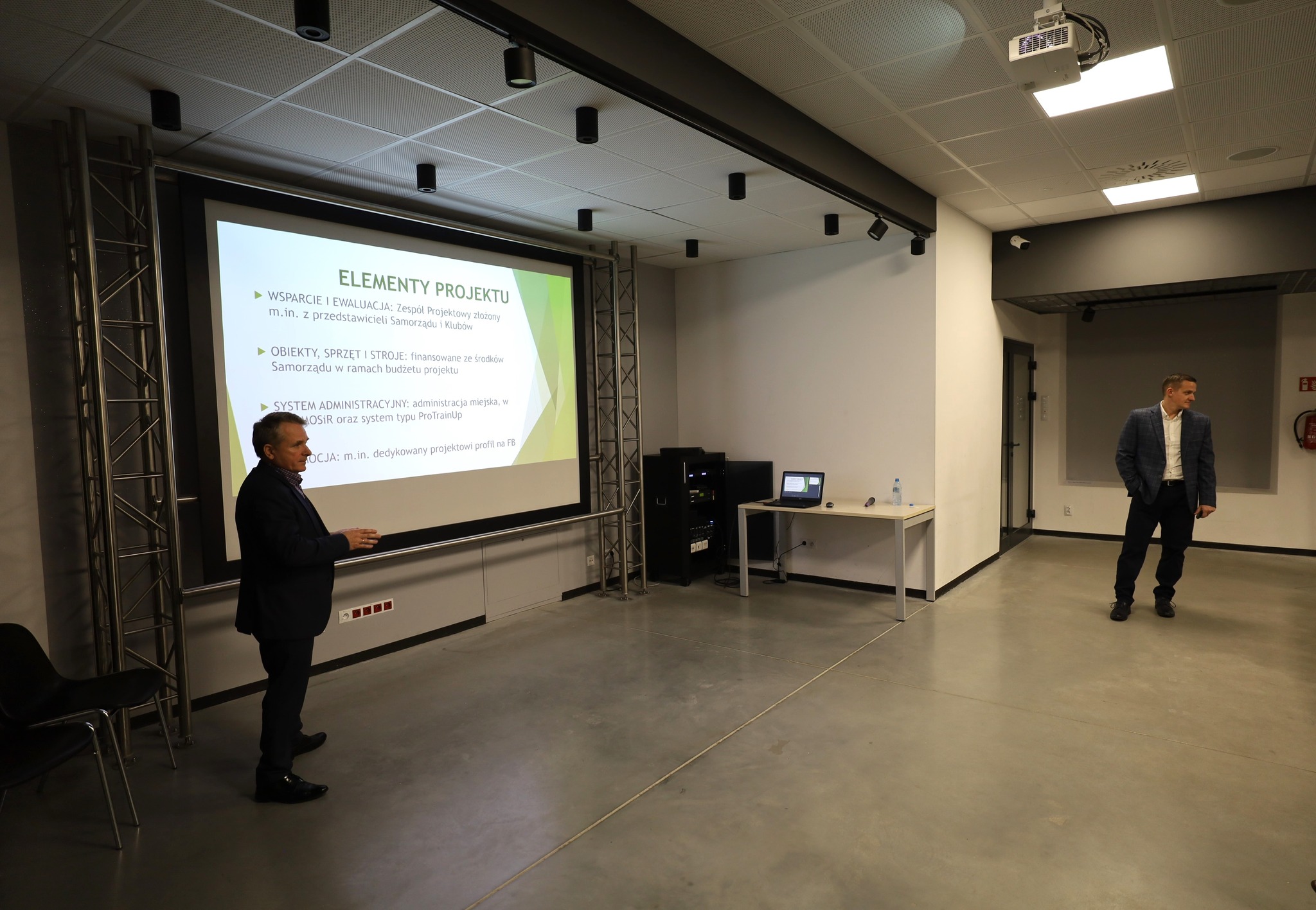 Emil Krasiński przedstawił prezentację zawierającą szczegóły projektu wspierającego szkolenie młodzieży trenującej piłkę nożną w ostrowskich klubach