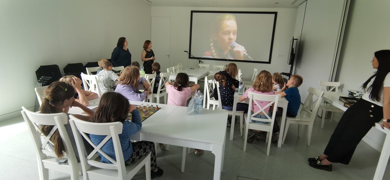 Uczestnicy świetlicy socjoterapeutycznej oglądają film w muzeum dom rodziny Pileckich 