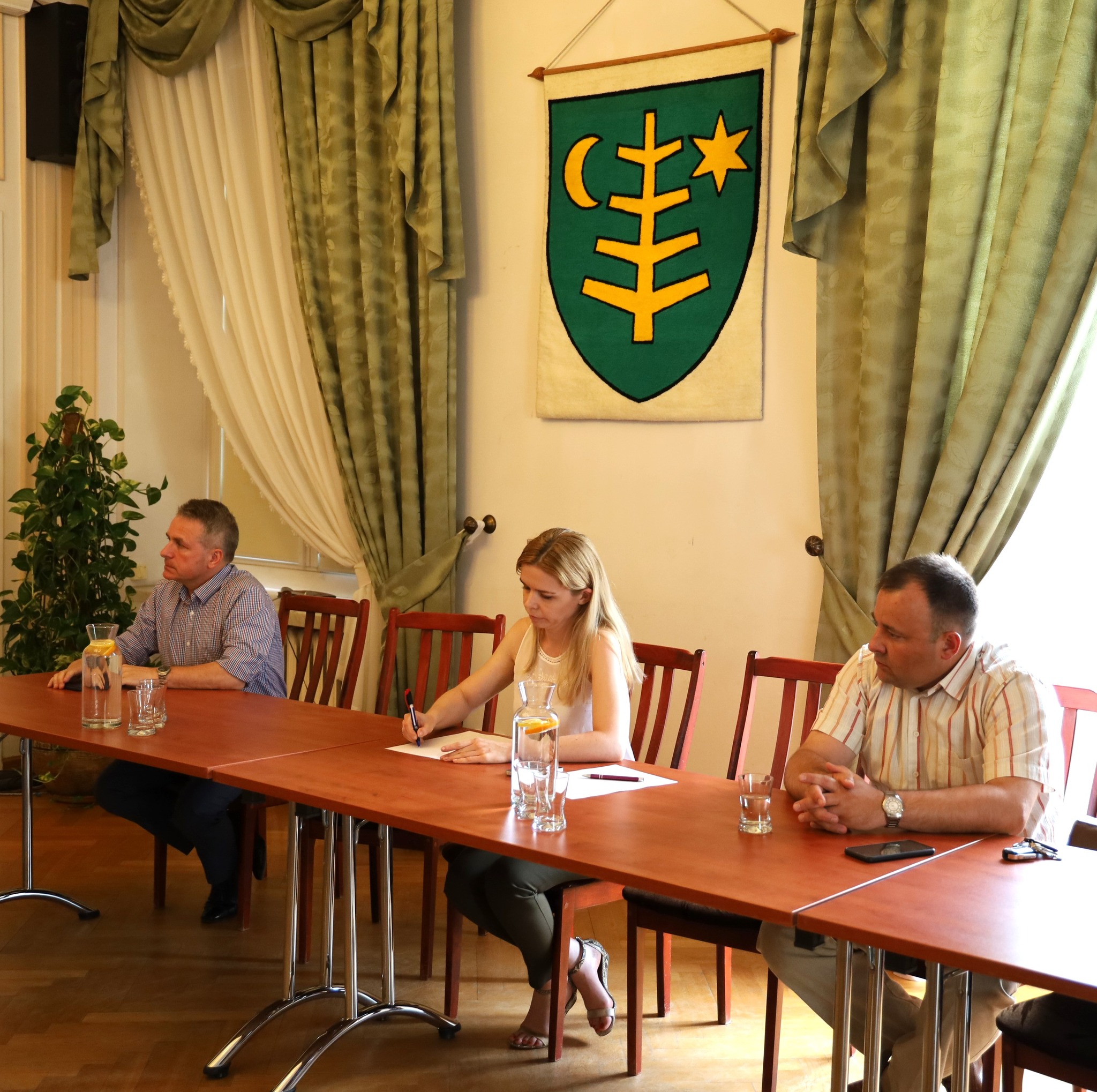 Spotkanie członków Rady sportu w Ostrowi Mazowieckiej i burmistrza Miasta Jerzego Bauera na sali konferencyjne w ratuszu, widoczni Patrycja Zadroga, Jerzy Bauer, Bartłomiej Pieńkowski