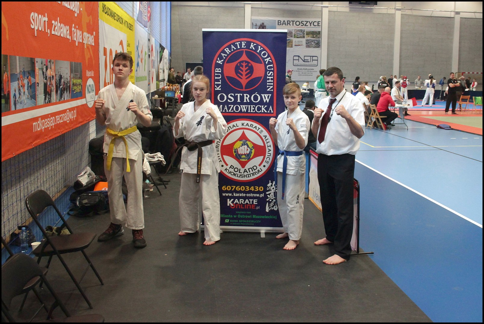 Na zdjęciu zawodnicy Ostrowskiego Klubu Karate Kyokushinkai podczas zawodów w Bartoszycach