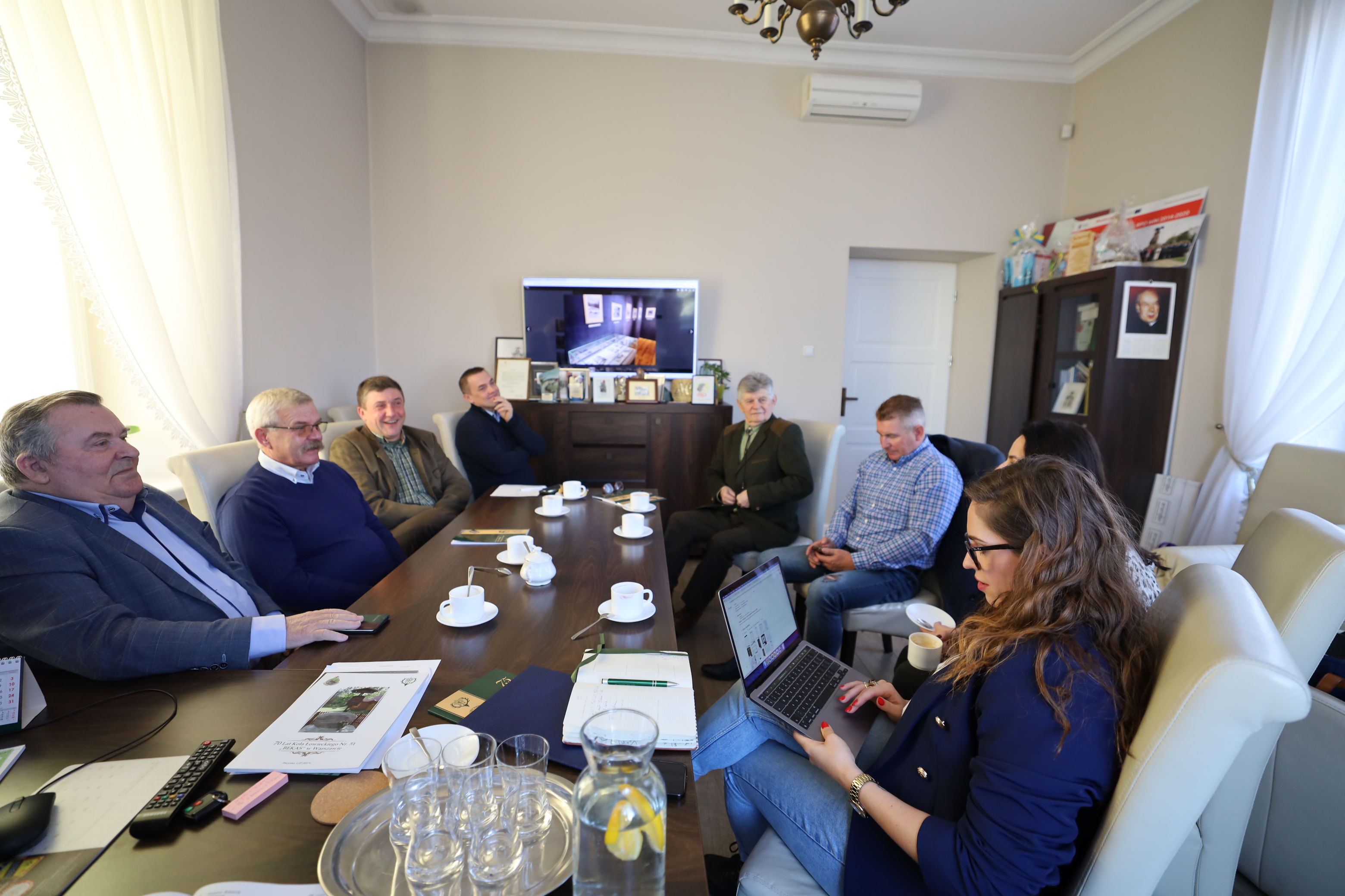 Goście Burmistrza Miasta Jerzego Bauera: przedstawiciele kół łowieckich, dyrekcja Miejskiej Biblioteki Publicznej i Miejskiego Domu Kultury omawiający organizacje wydarzenia zaplanowanego na 25 maja 2024 r. pt. Festiwal Kultury Łowieckiej