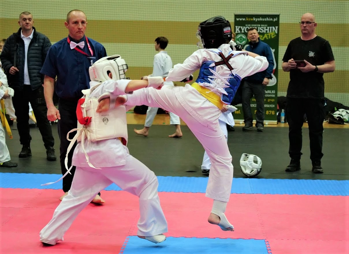 Na zdjęciu zawodnicy Ostrowskiego klubu karate Kyokushinkai    na zwadach 