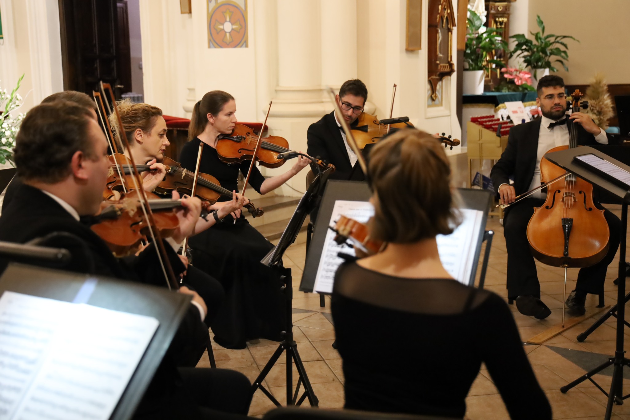 Artyści Filharmonii Kameralnej im. Witolda Lutosławskiego w Łomży grający na instrumentach muzycznych w kościele