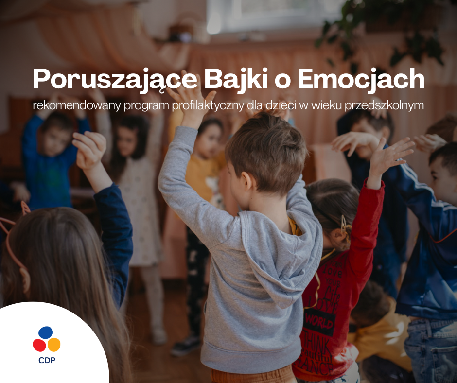 DZIECI TRZYMAJĄCE RĘCE W GÓRZE