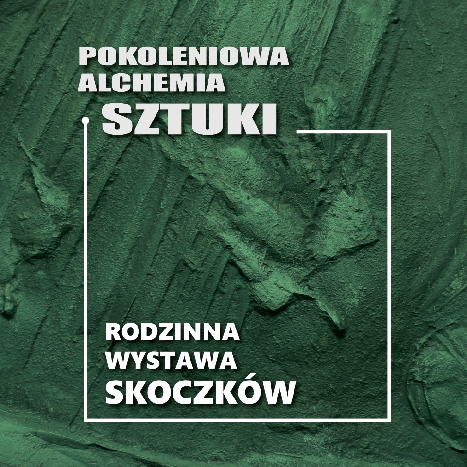 na zielonym tle plakatu napis rodzinna wystawa skoczków pokoleniowa alchemia sztuki