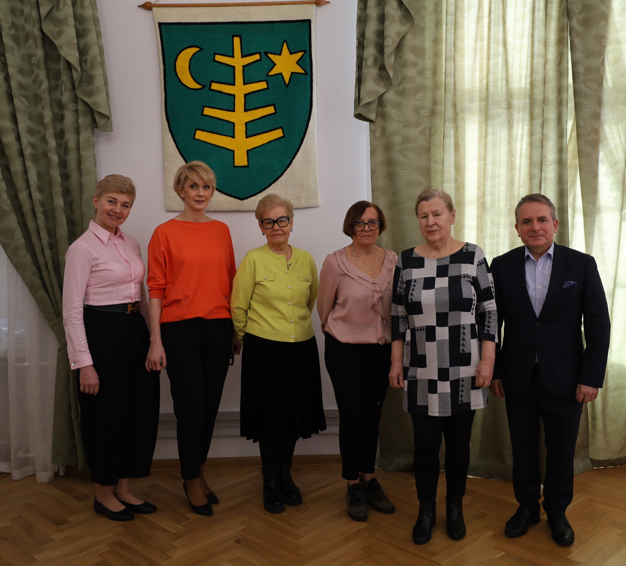 Zdjęcie grupowe Jerzym Bauerem, Jadwigą Sadłowską, Iwoną Szydlik, Wiesławą Polak, Sylwią Katarzyną Kos, Dorotą Ambroziak