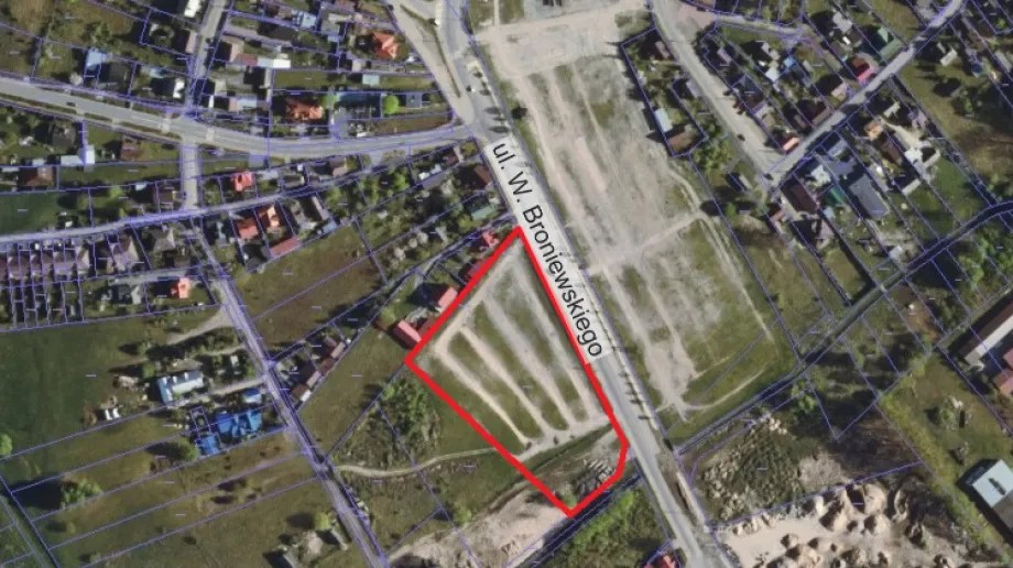 miasto z lotu ptaka i wyznaczone miejsce na budowę komisariatu policji