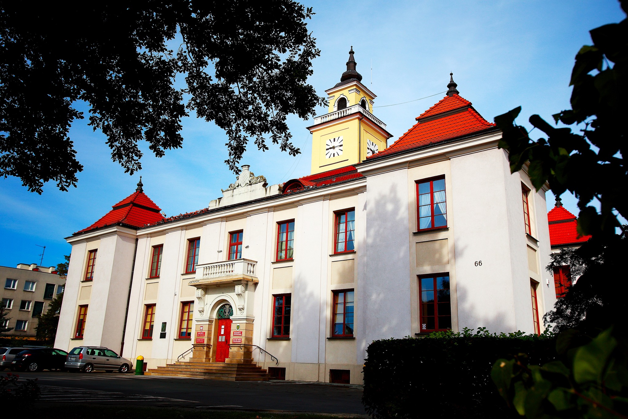 Budynek Urzędu Miasta w Ostrowi Mazowieckiej główne wejście ul. 33 Maja 66